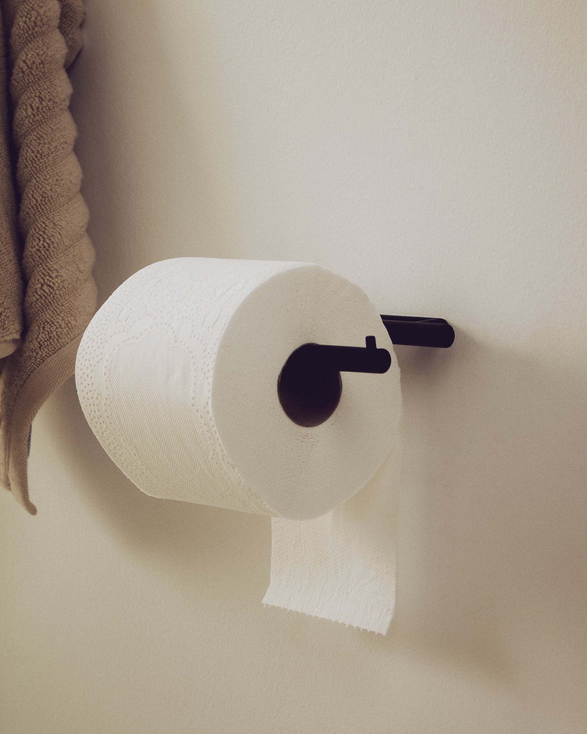 Black metal Arely toilet roll holder - Lifestyle
