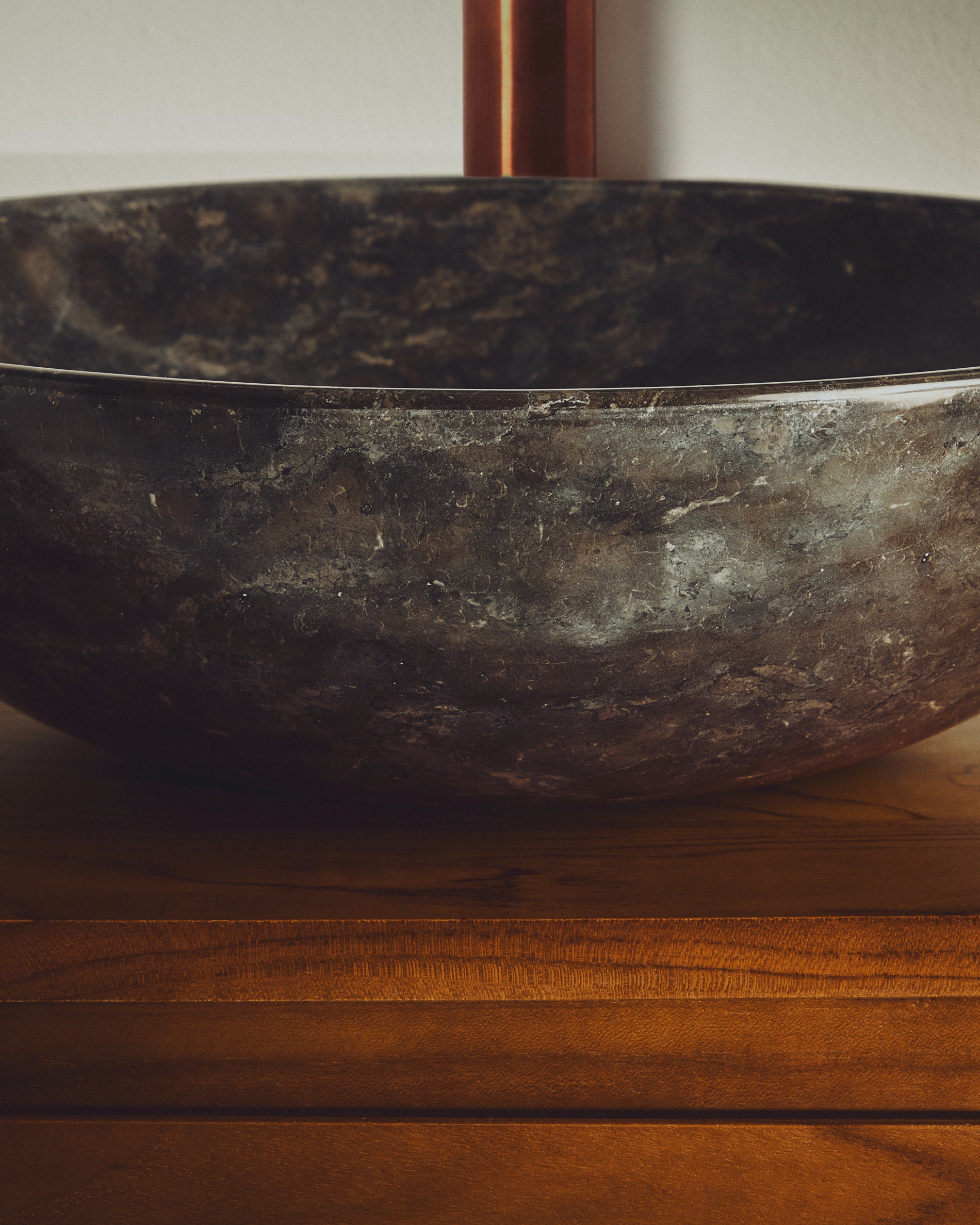 Darnen grey marble countertop washbasin Ø 40cm - Lifestyle
