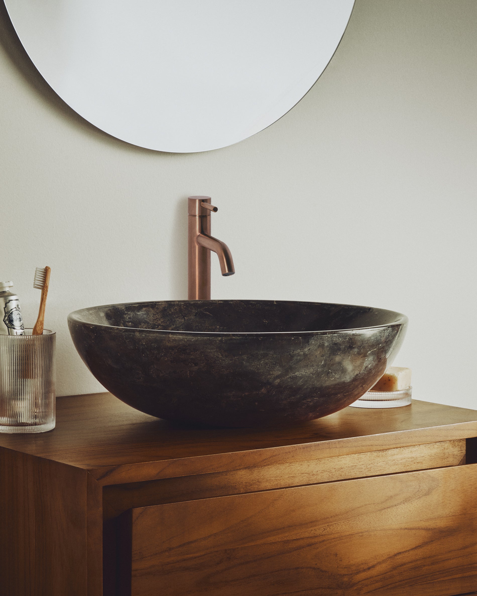 Darnen grey marble countertop washbasin Ø 40cm - Lifestyle