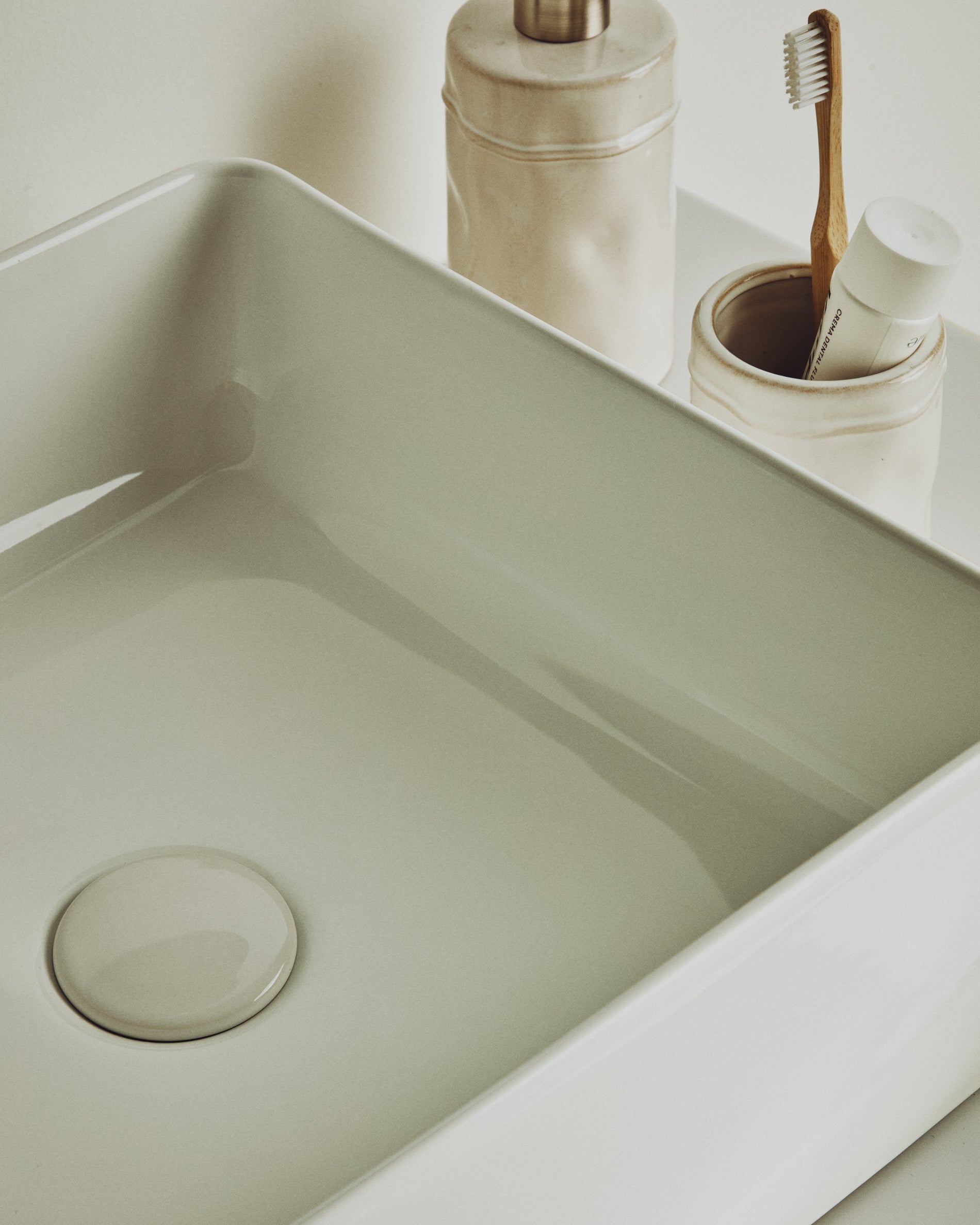 Ovara countertop basin in white glazed ceramic 36.5 x 36.5 cm - Lifestyle