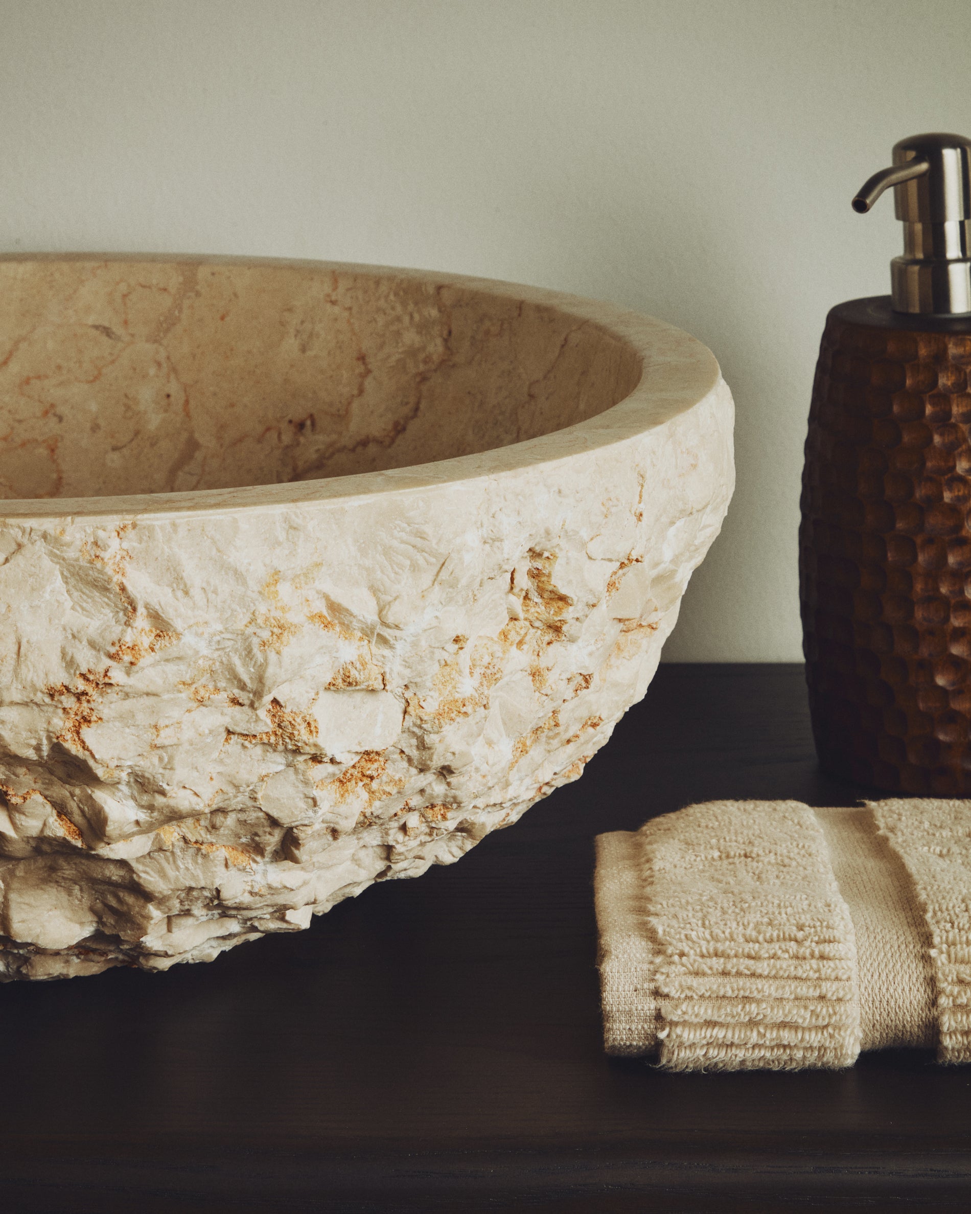 Orvane beige marble countertop washbasin Ø 40cm - Lifestyle