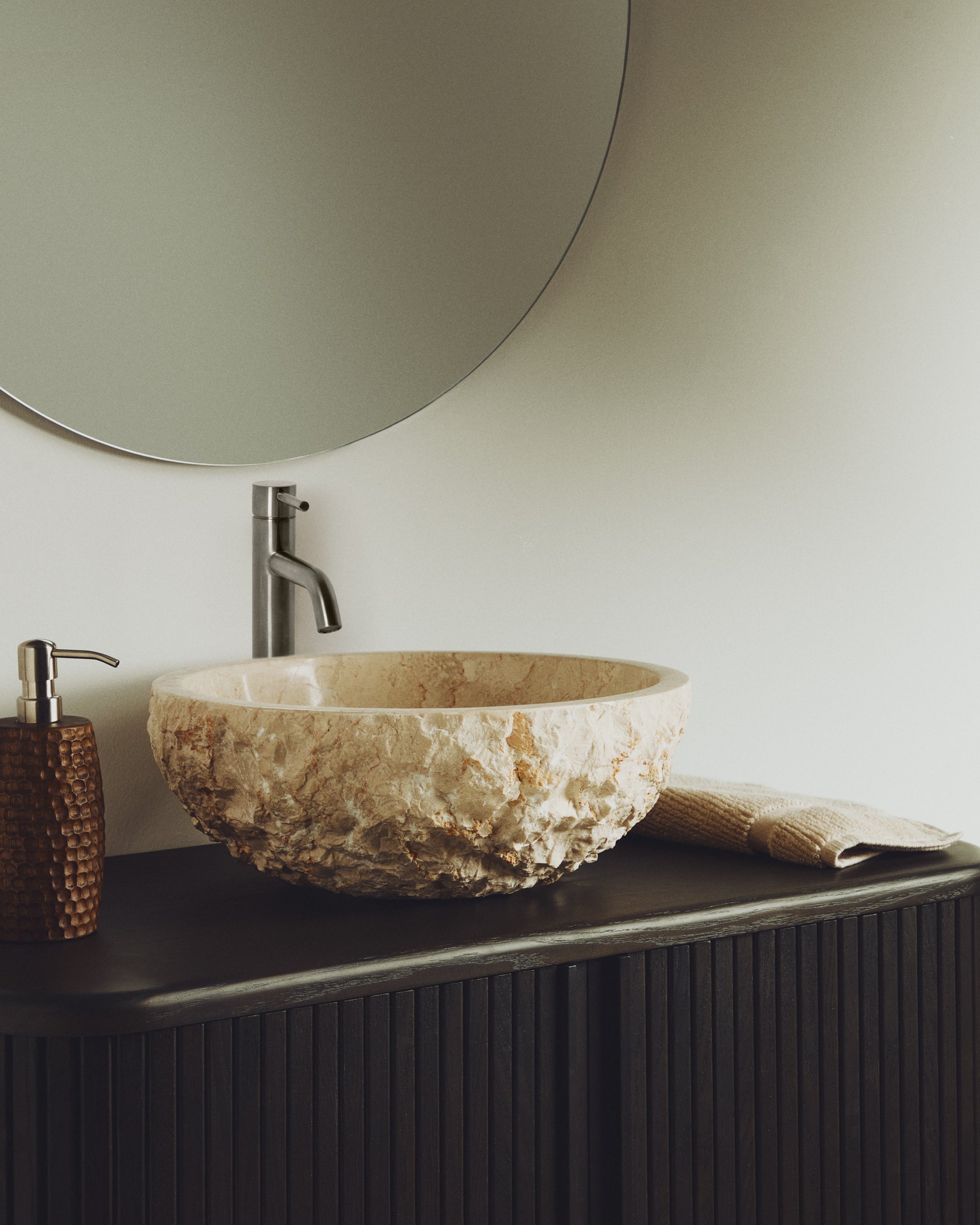 Orvane beige marble countertop washbasin Ø 40cm - Lifestyle