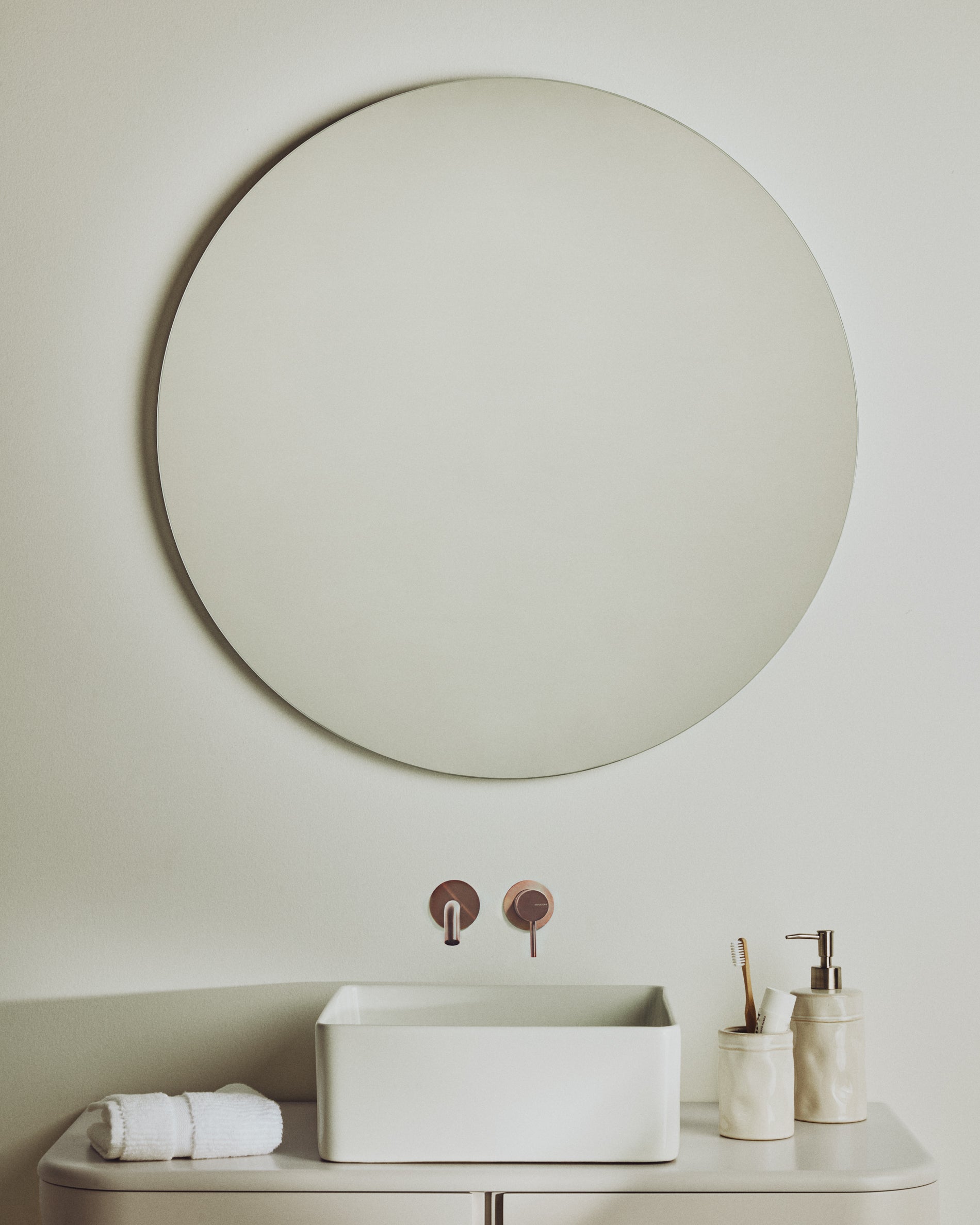 Donia round bathroom mirror Ø 80cm - Lifestyle