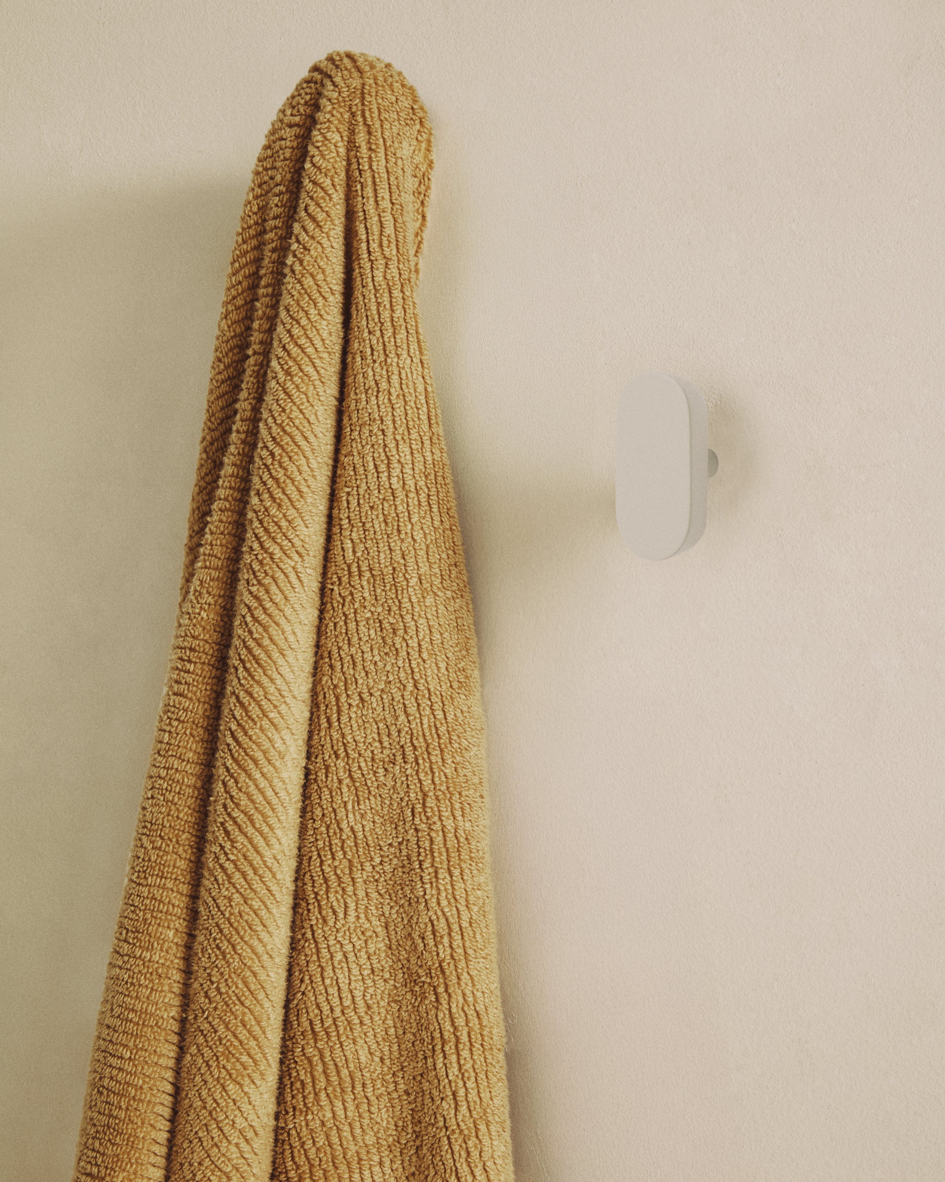 Arely set of 2 solid beech wood hangers with beige lacquer finish 6.5 cm/10 cm - Lifestyle