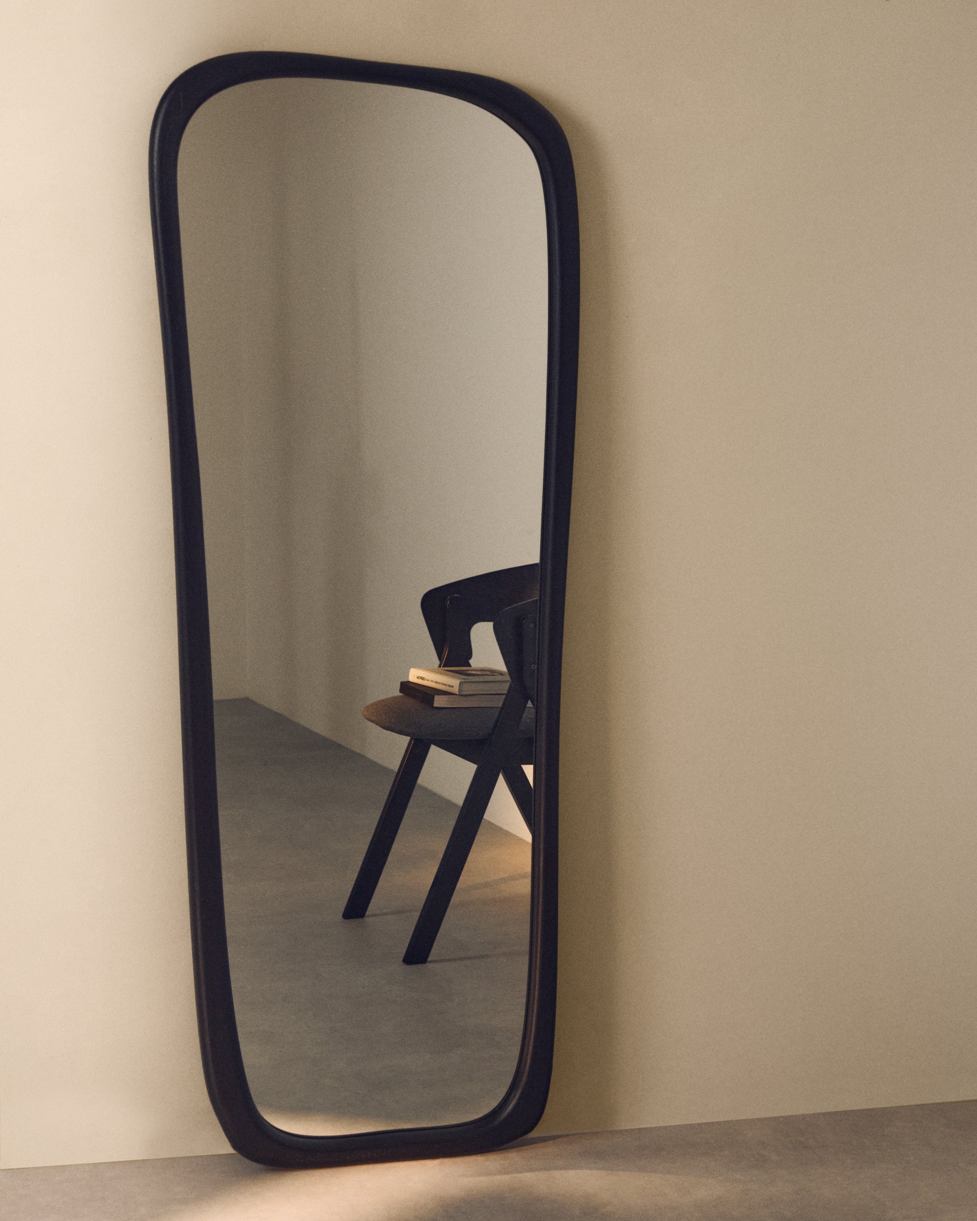 Alura black teak wood mirror 158 x 61cm FSC 100% - Lifestyle