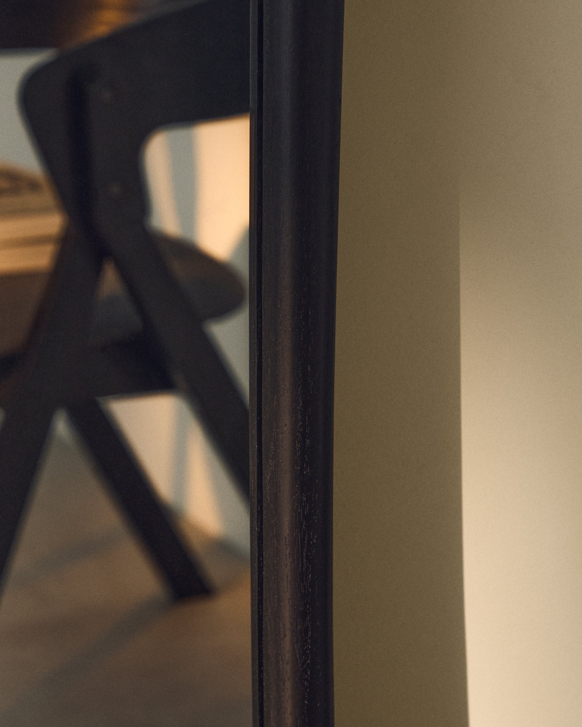 Alura black teak wood mirror 158 x 61cm FSC 100% - Lifestyle