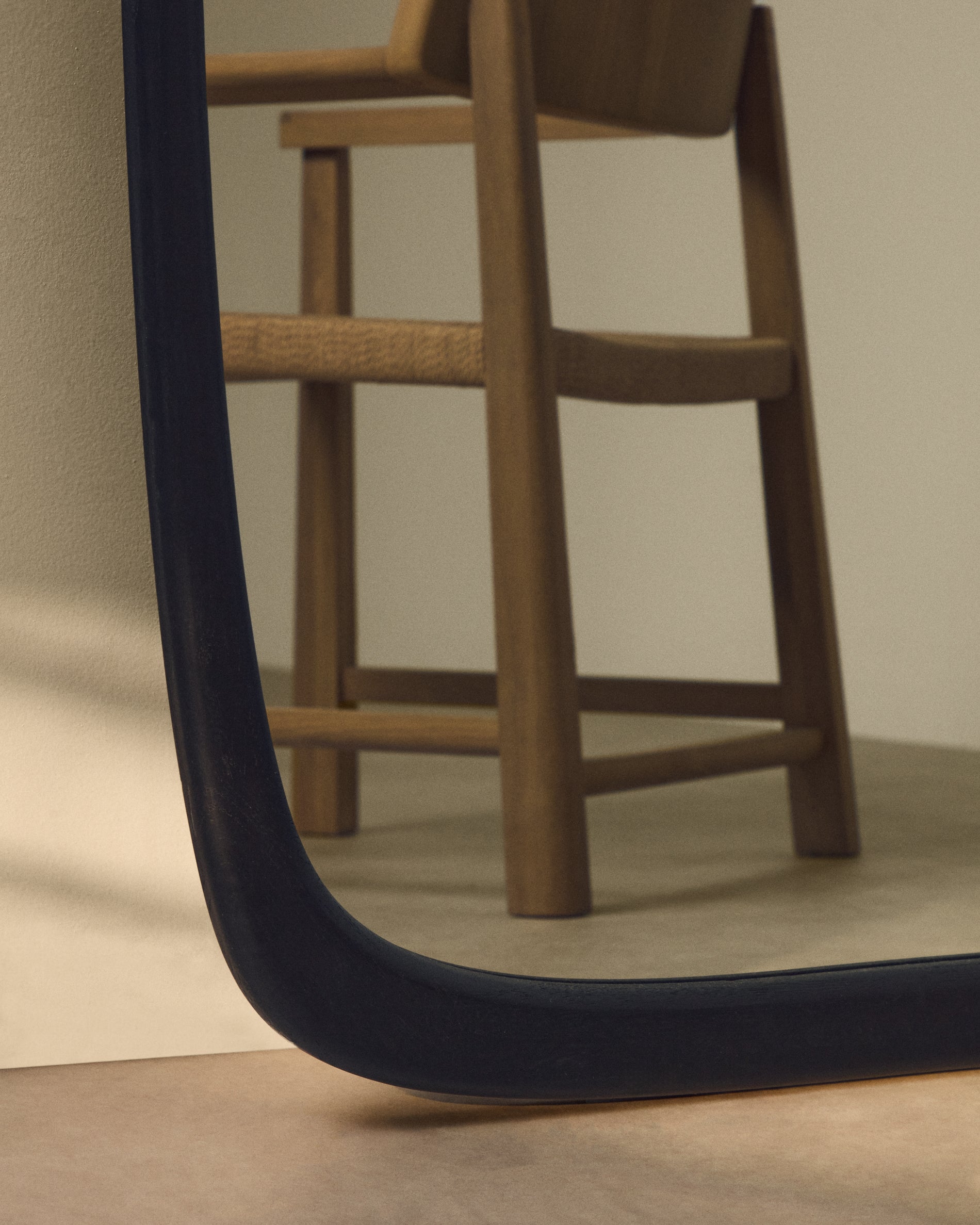 Alura black teak wood mirror 94.5 x 192cm FSC 100% - Lifestyle