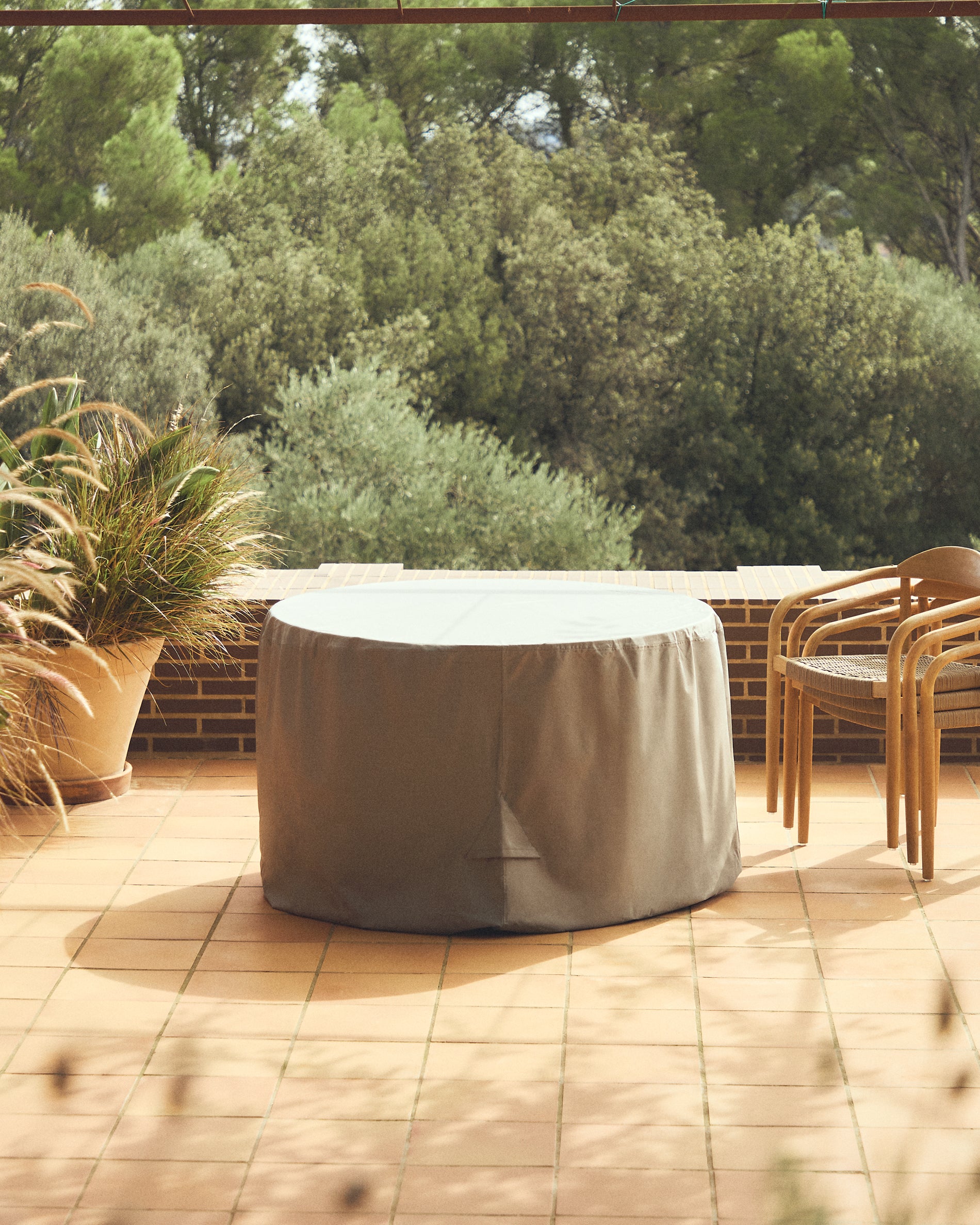 Iria protective cover for round outdoor tables max. 130 x 130 cm - Lifestyle