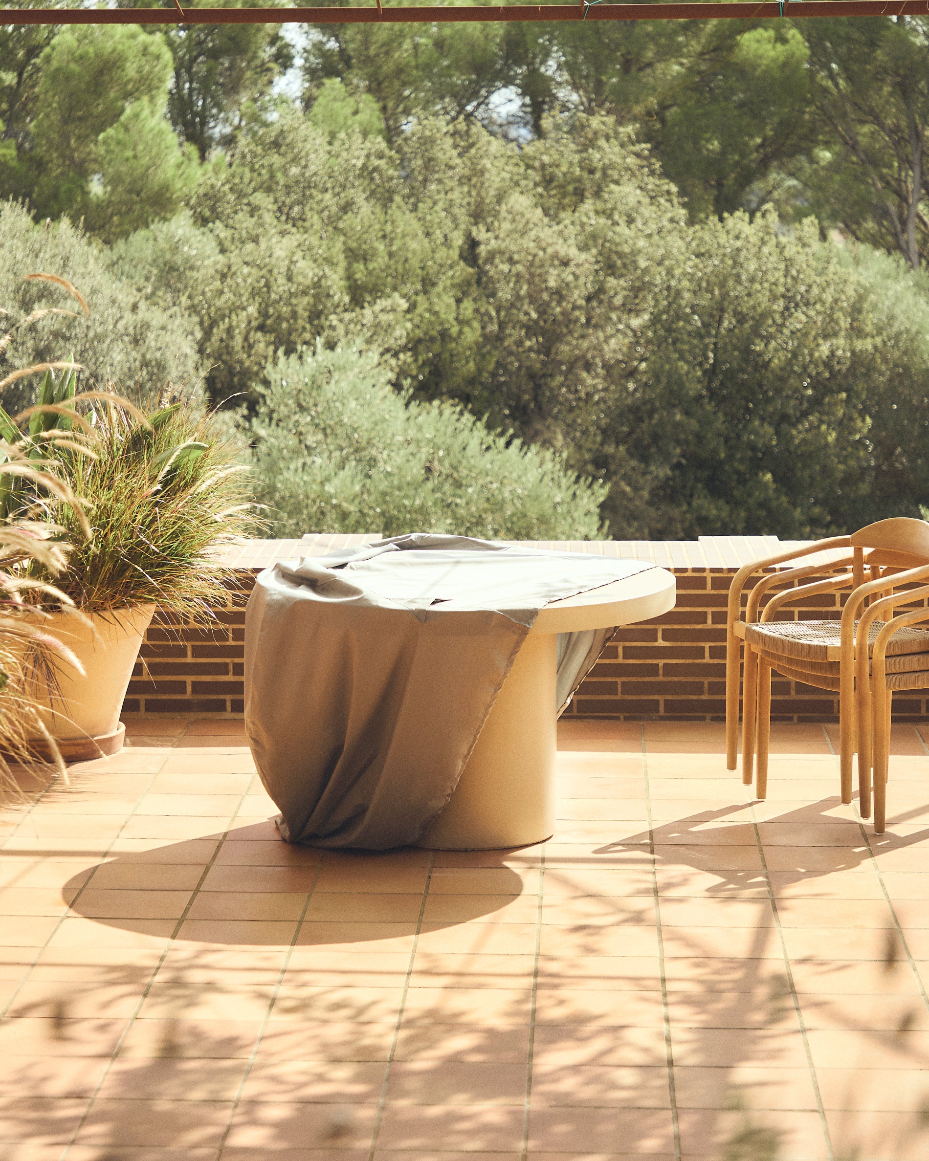 Iria protective cover for round outdoor tables max. 130 x 130 cm - Lifestyle