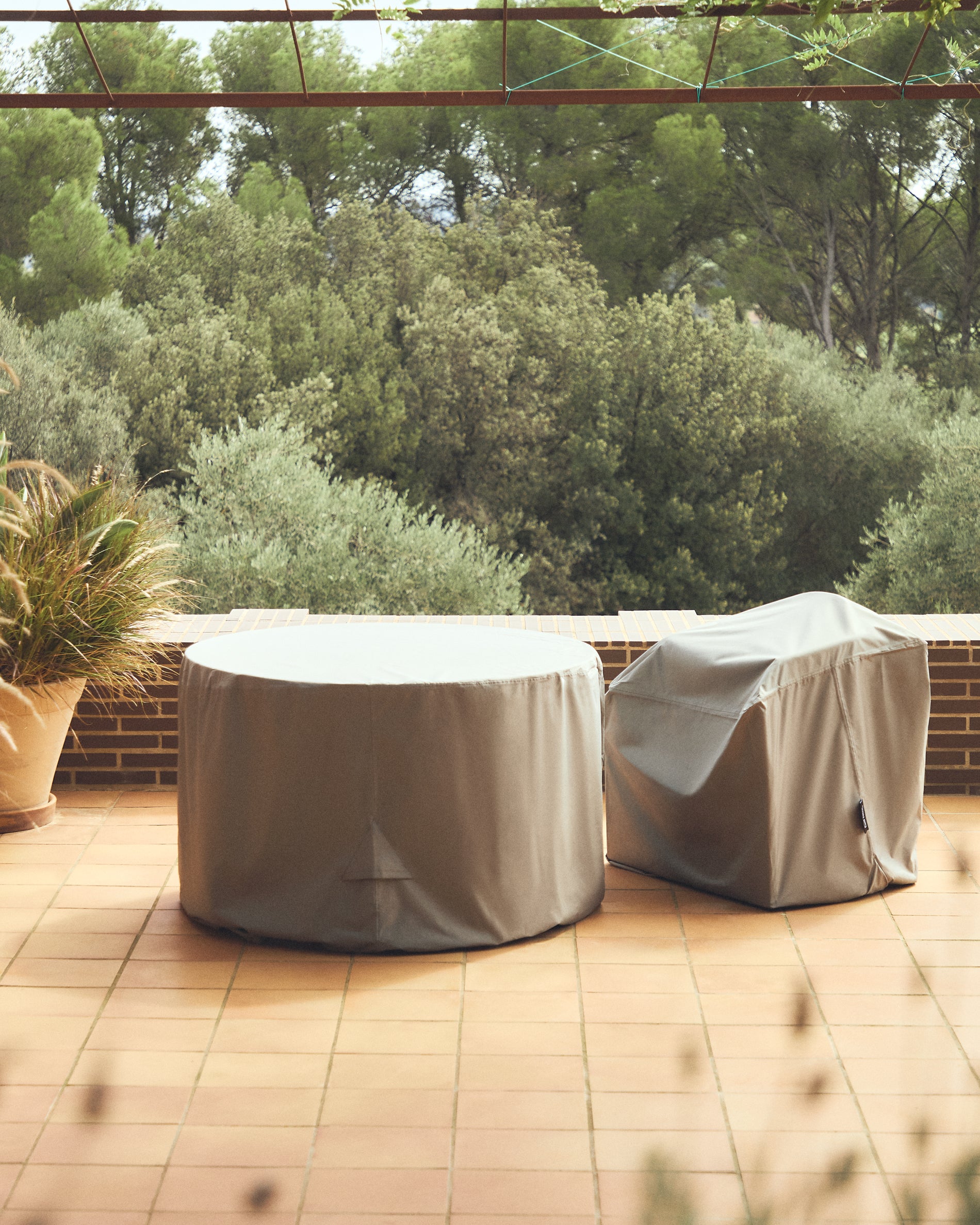 Iria protective cover for round outdoor tables max. 130 x 130 cm - Lifestyle