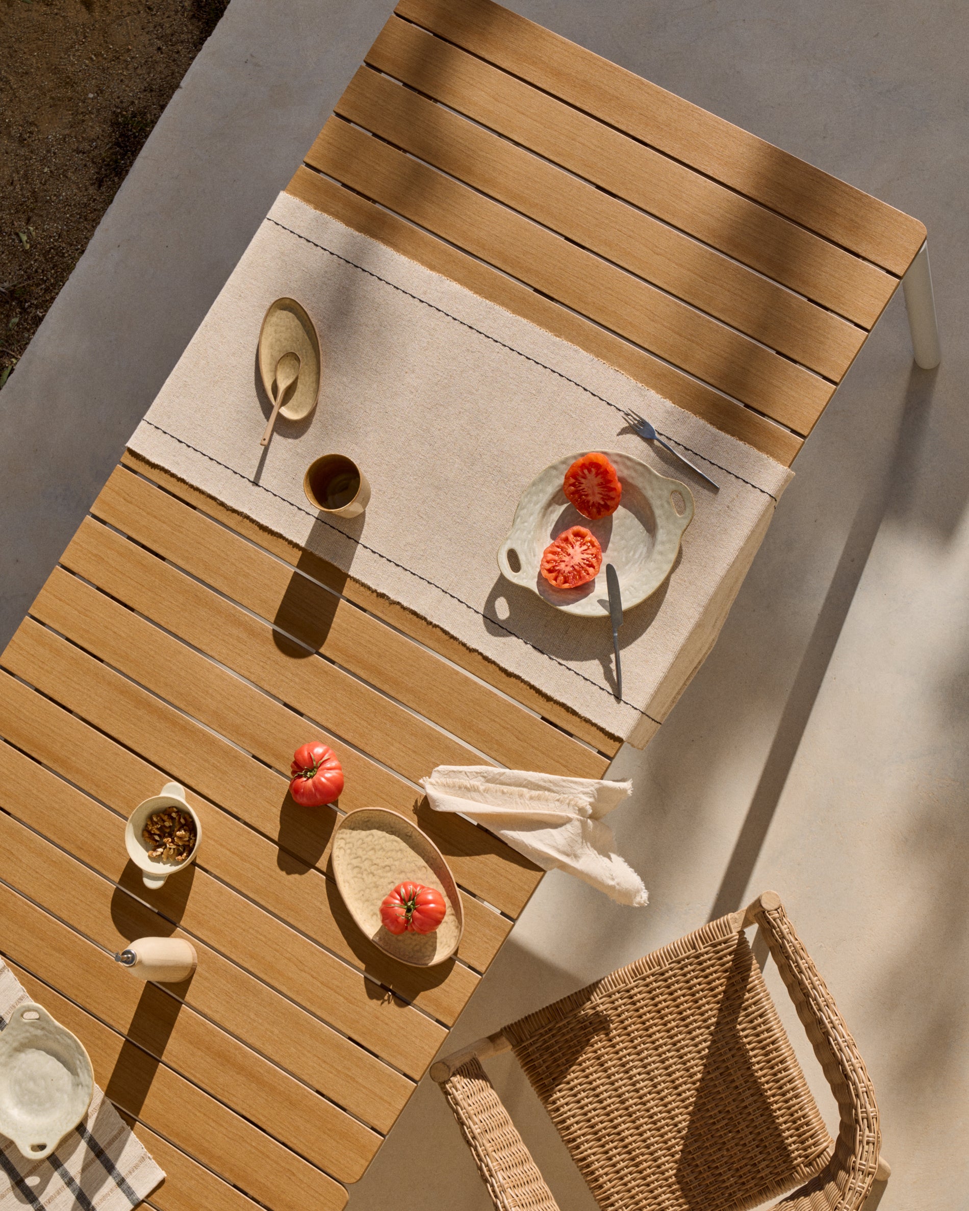 Canyelles outdoor extendable table in polywood and aluminium in light grey 180 (240) x 100cm - Lifestyle