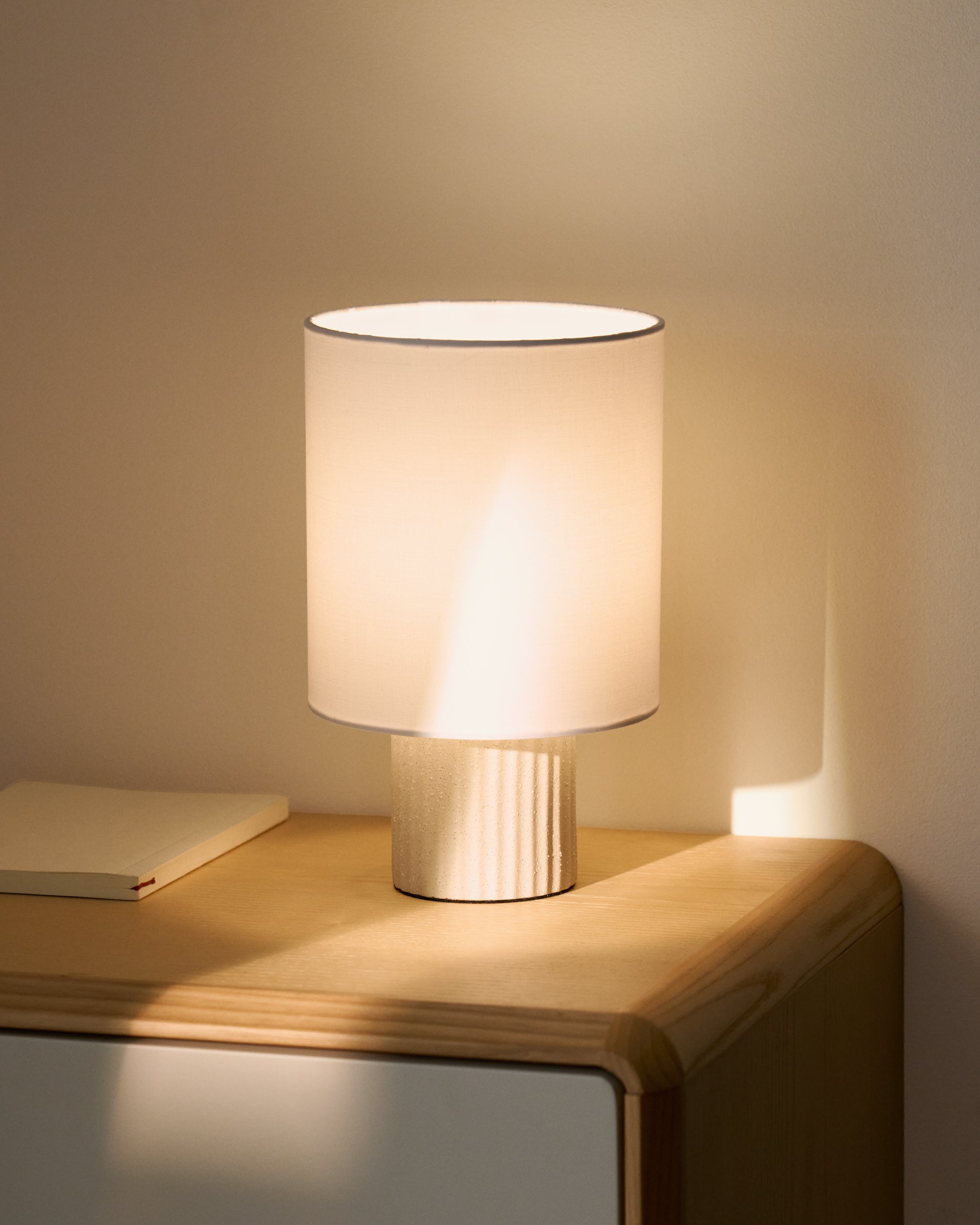 Eshe ceramic table lamp with beige finish - Lifestyle