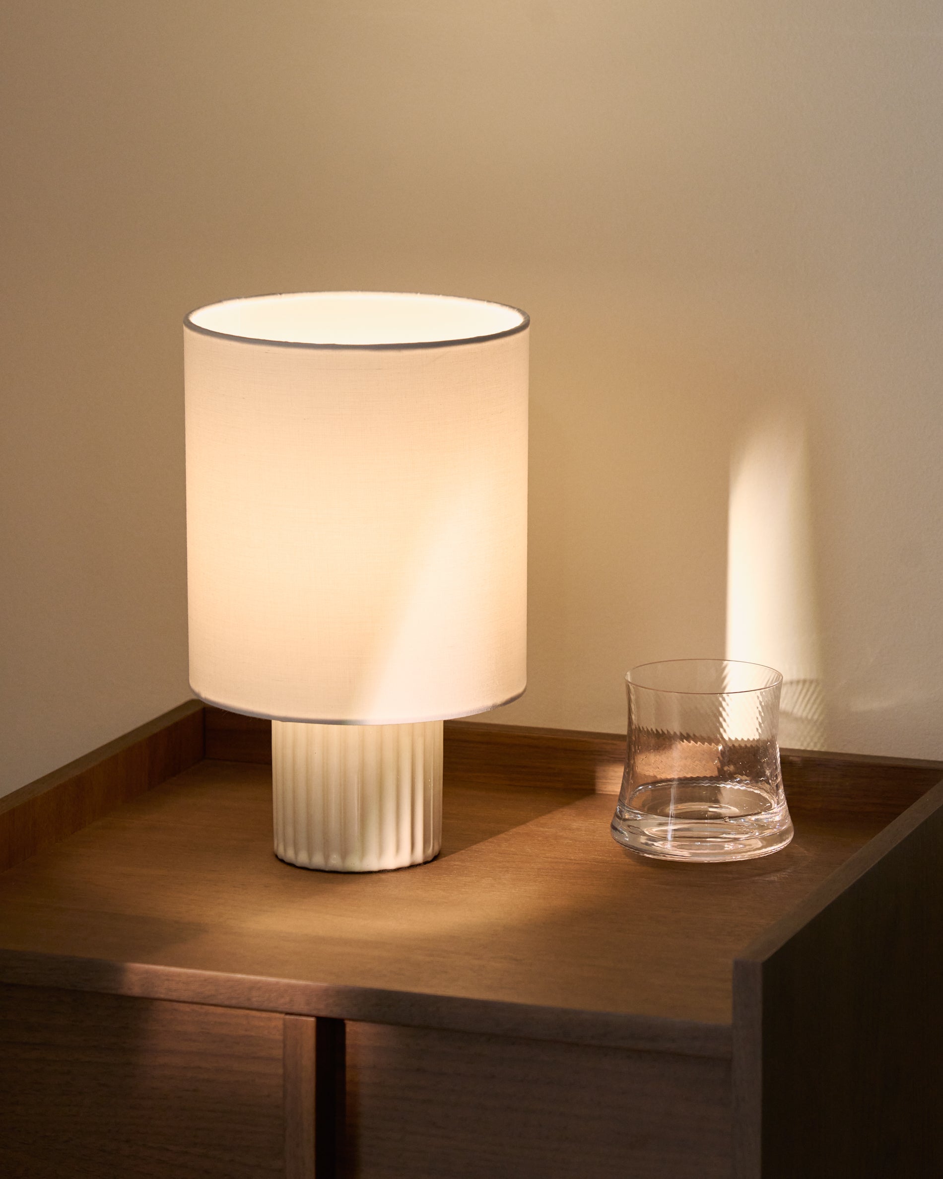 Eshe ceramic table lamp with white finish - Lifestyle