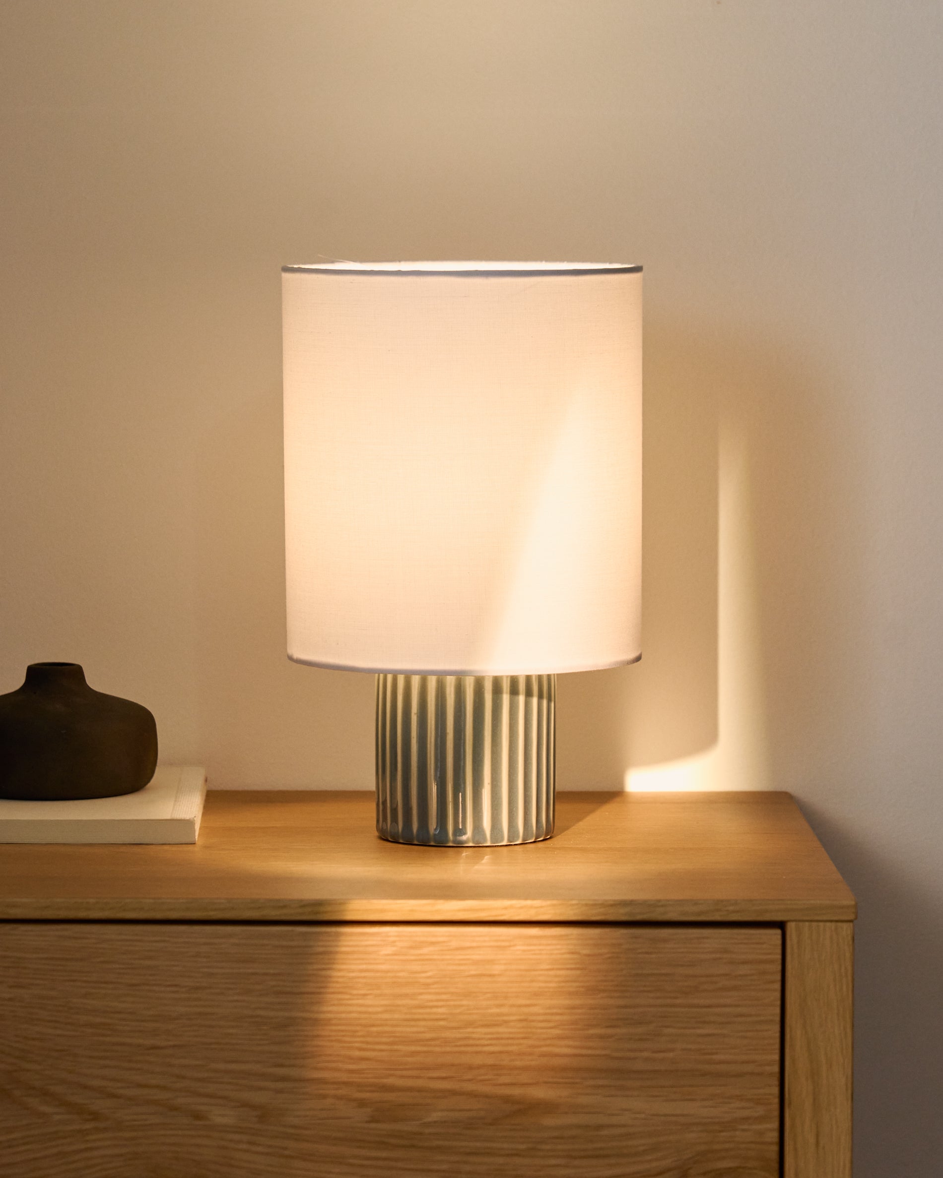 Eshe ceramic table lamp with green and white finish - Lifestyle