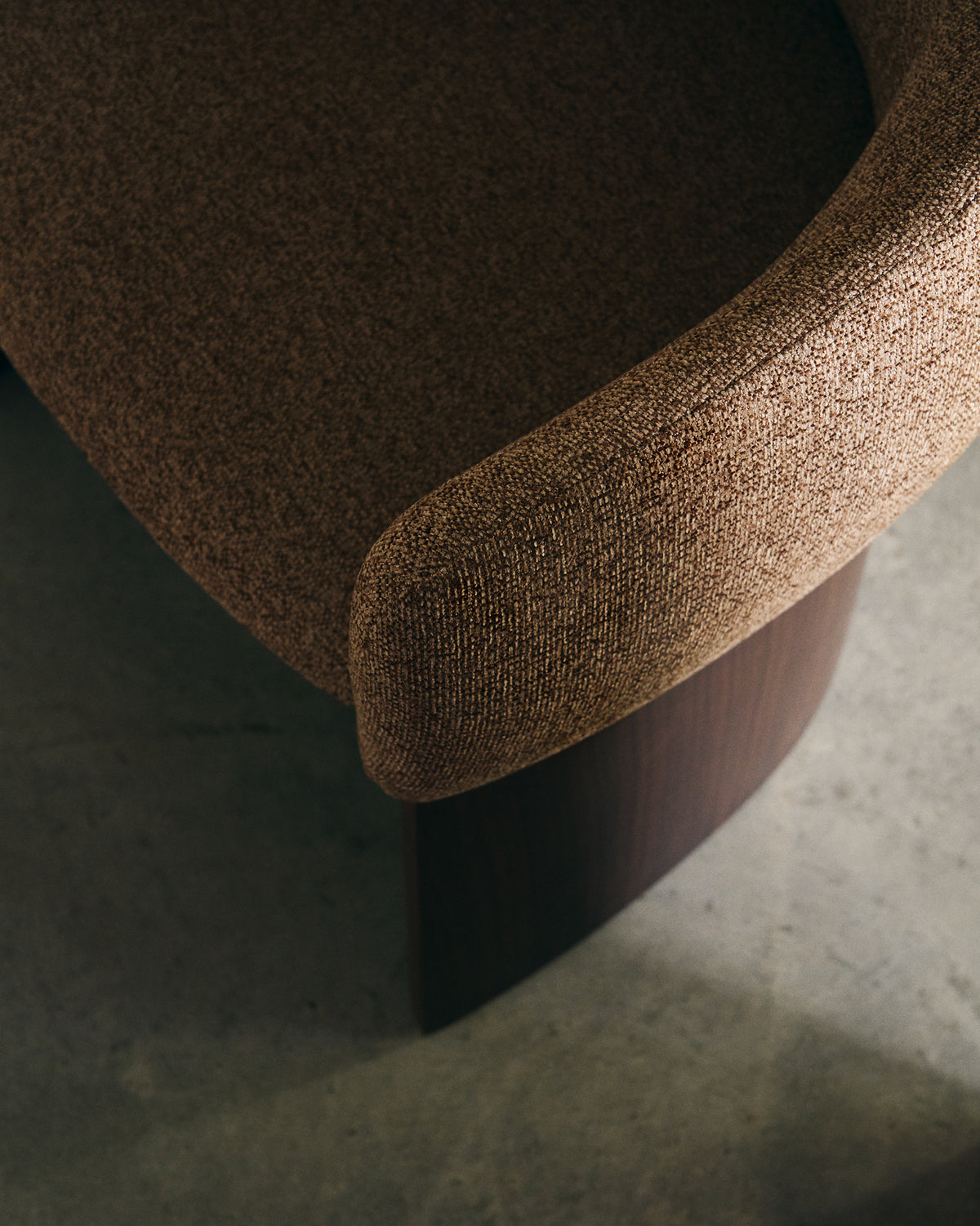 Bosca chair in brown chenille and walnut veneer FSC 100% - Lifestyle