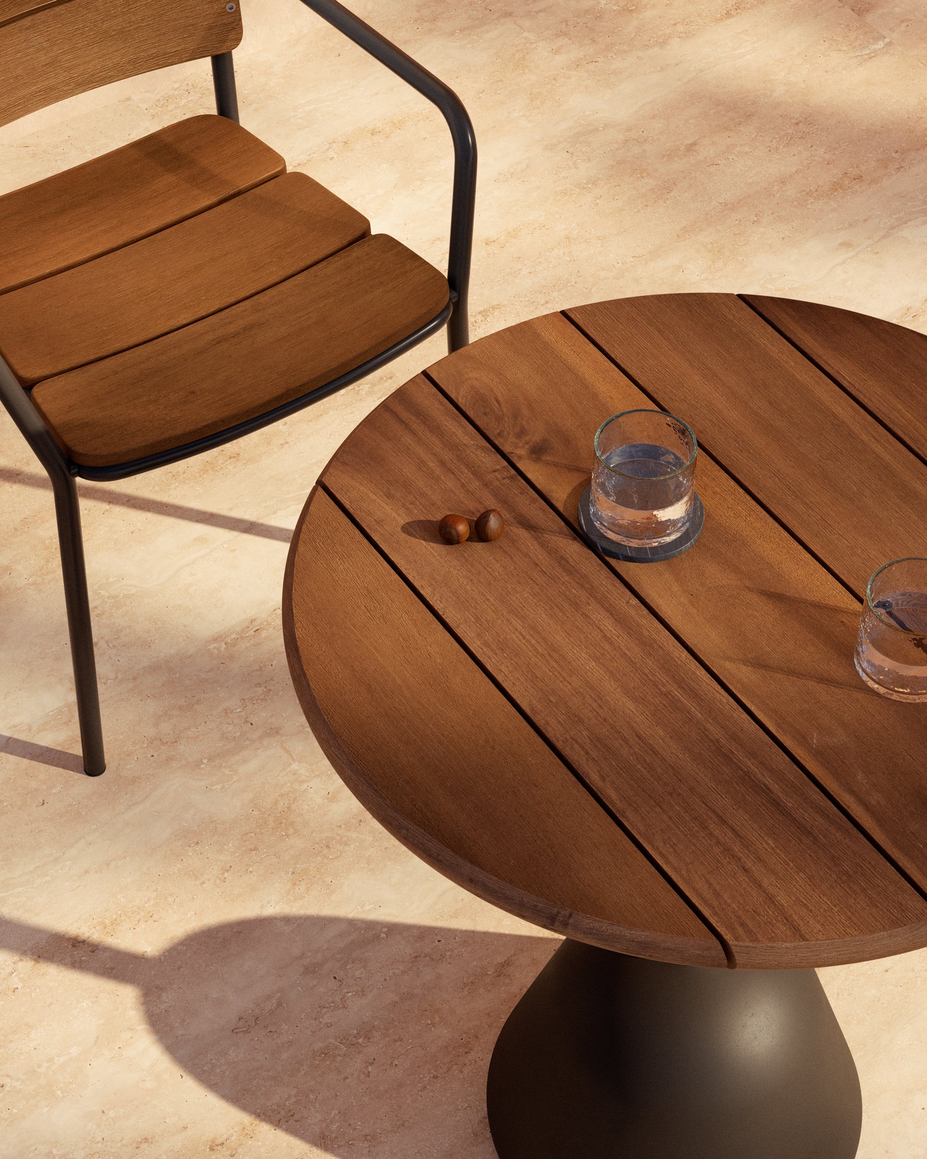 Saura table,  black metal top acacia with walnut finish, 75 x Ø70 cm FSC 100% - Lifestyle