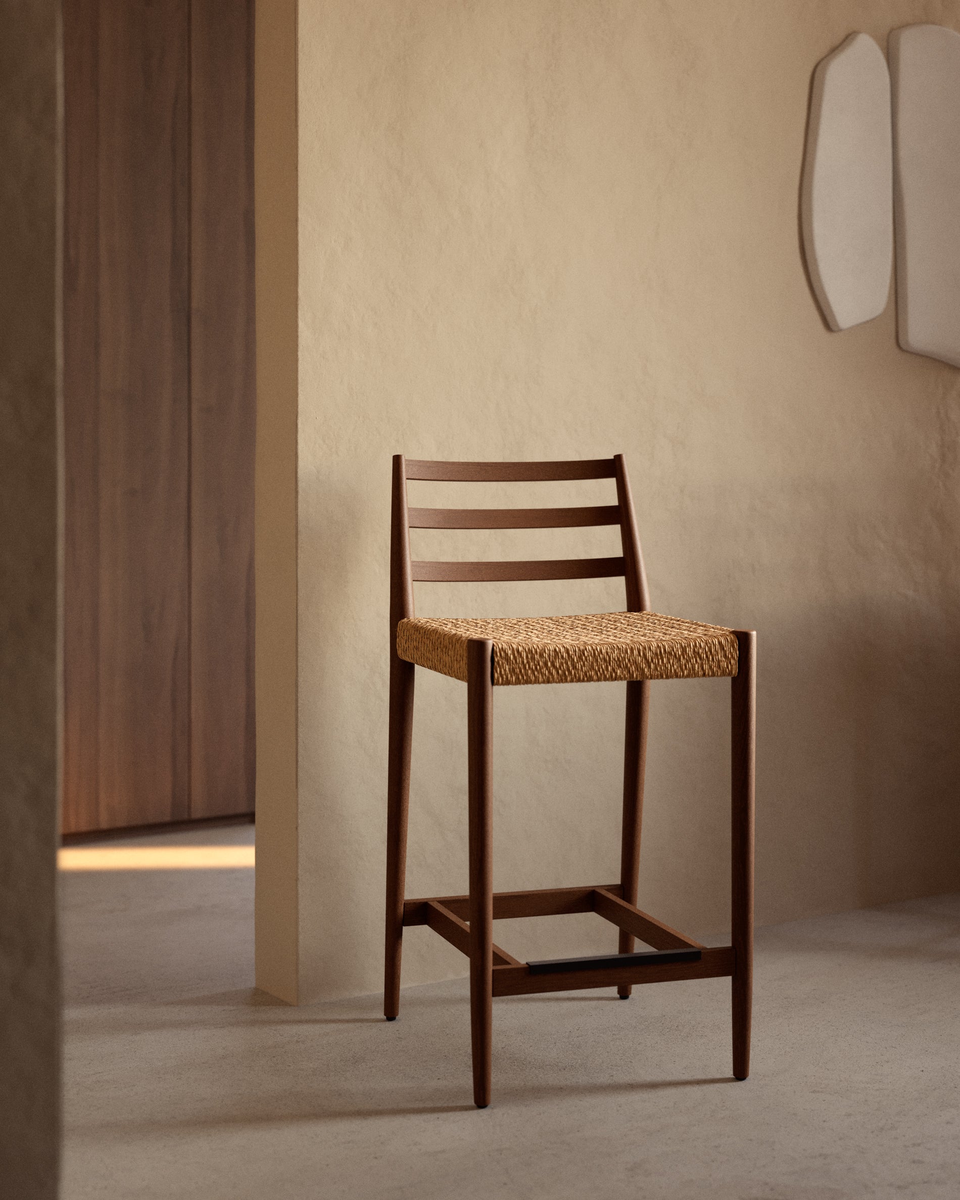 Analy stool with backrest in solid oak wood with walnut-tone finish and rope seat, 65 cm, FSC 100% - Lifestyle