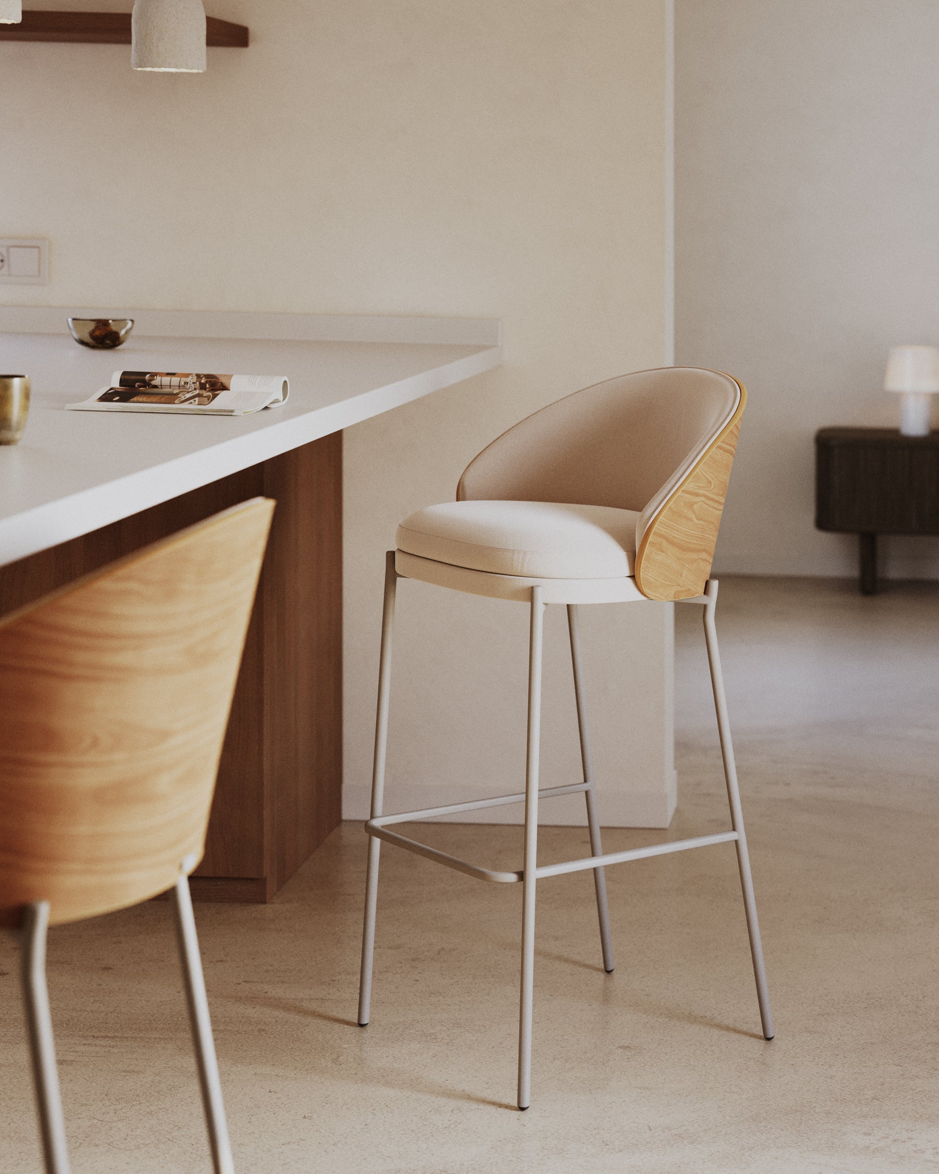 Eamy stool in beige chenille, in a natural finish ash veneer and beige metal and a height of 77 cm - Lifestyle