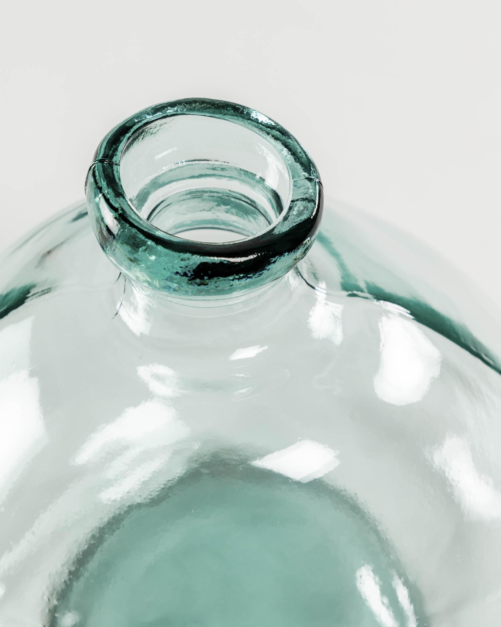 Brenna vase in 100% recycled transparent glass, 33 cm - Detail