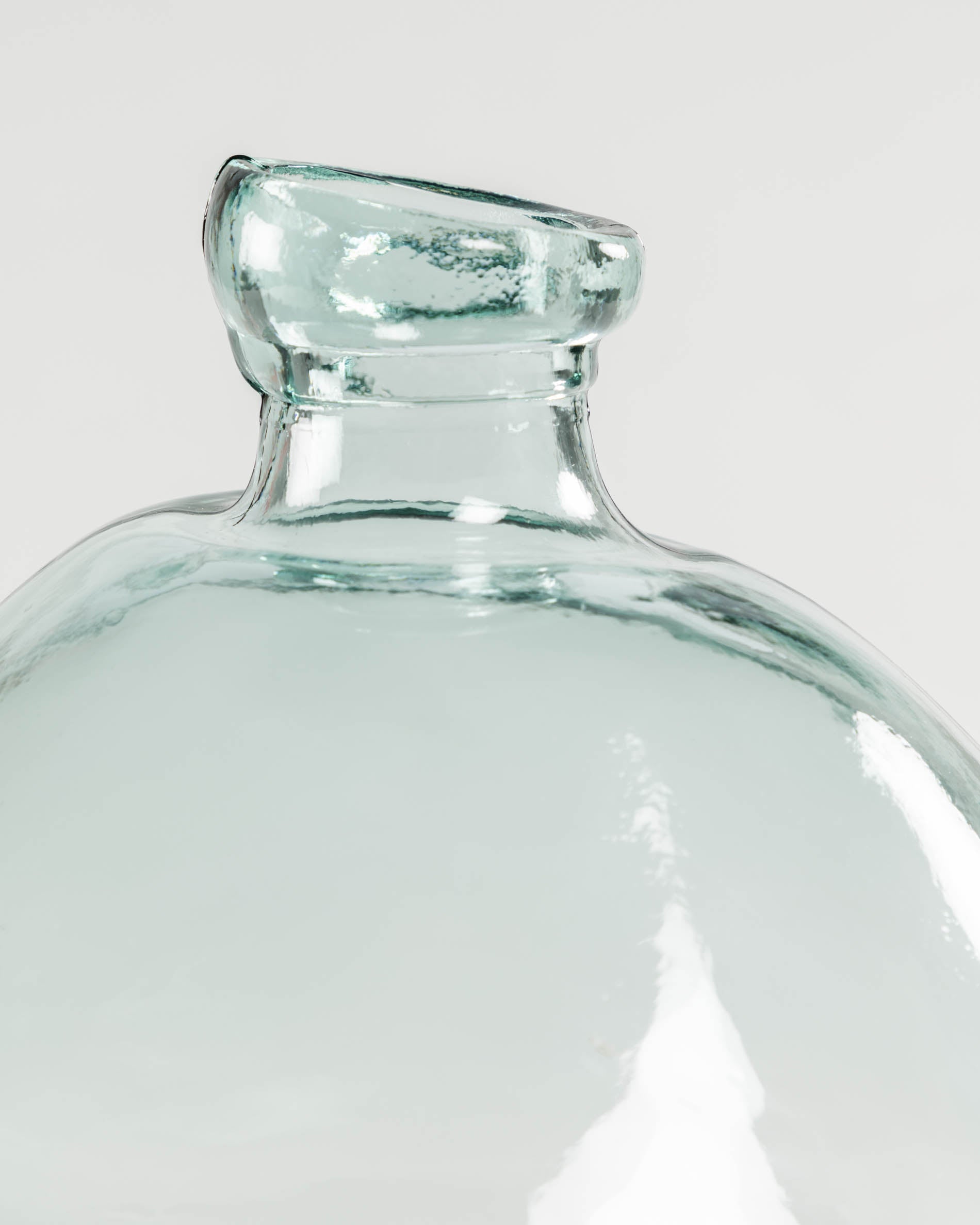Brenna vase in 100% recycled transparent glass, 33 cm - Detail