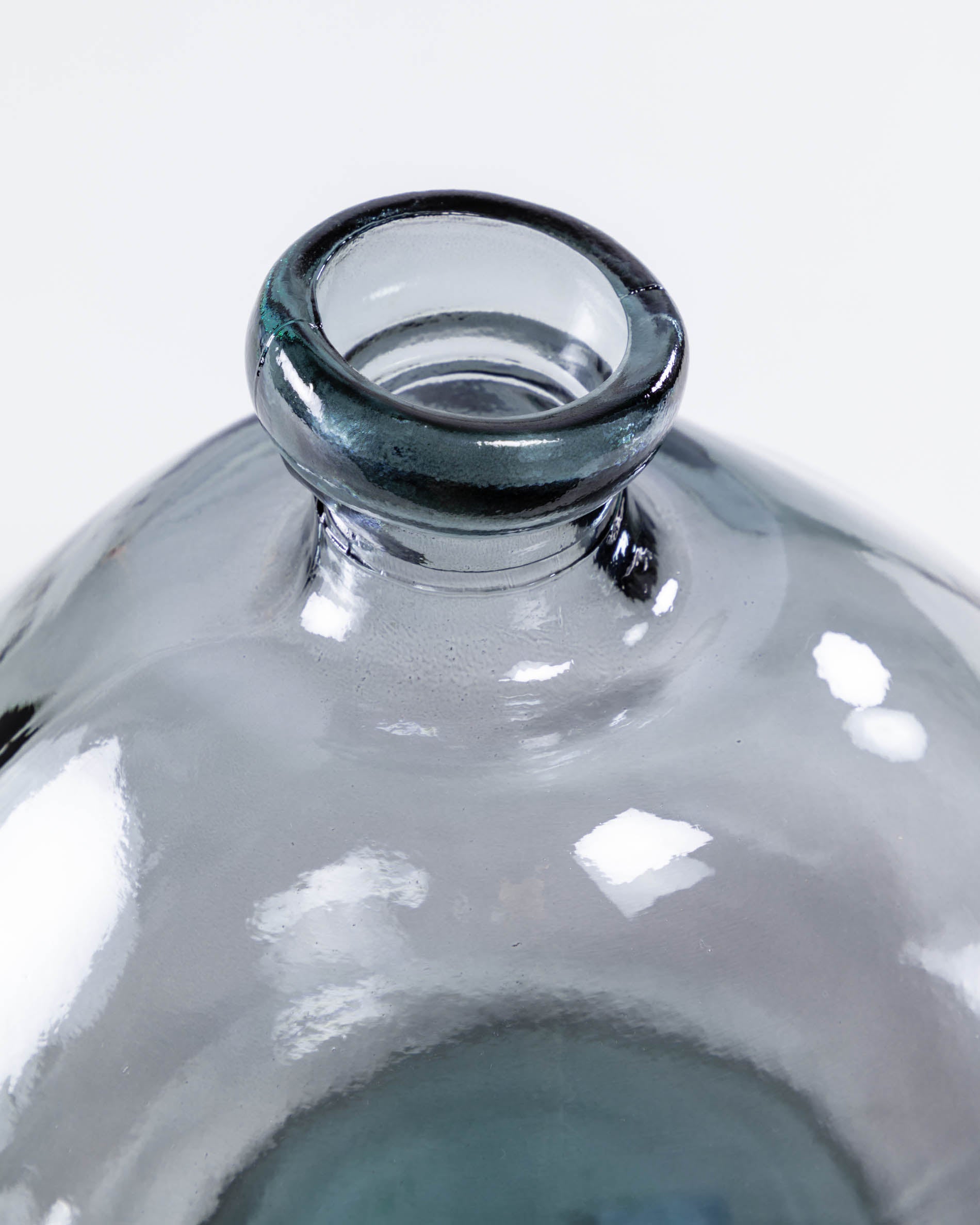 Brenna vase in 100% recycled blue glass, 33 cm - Detail