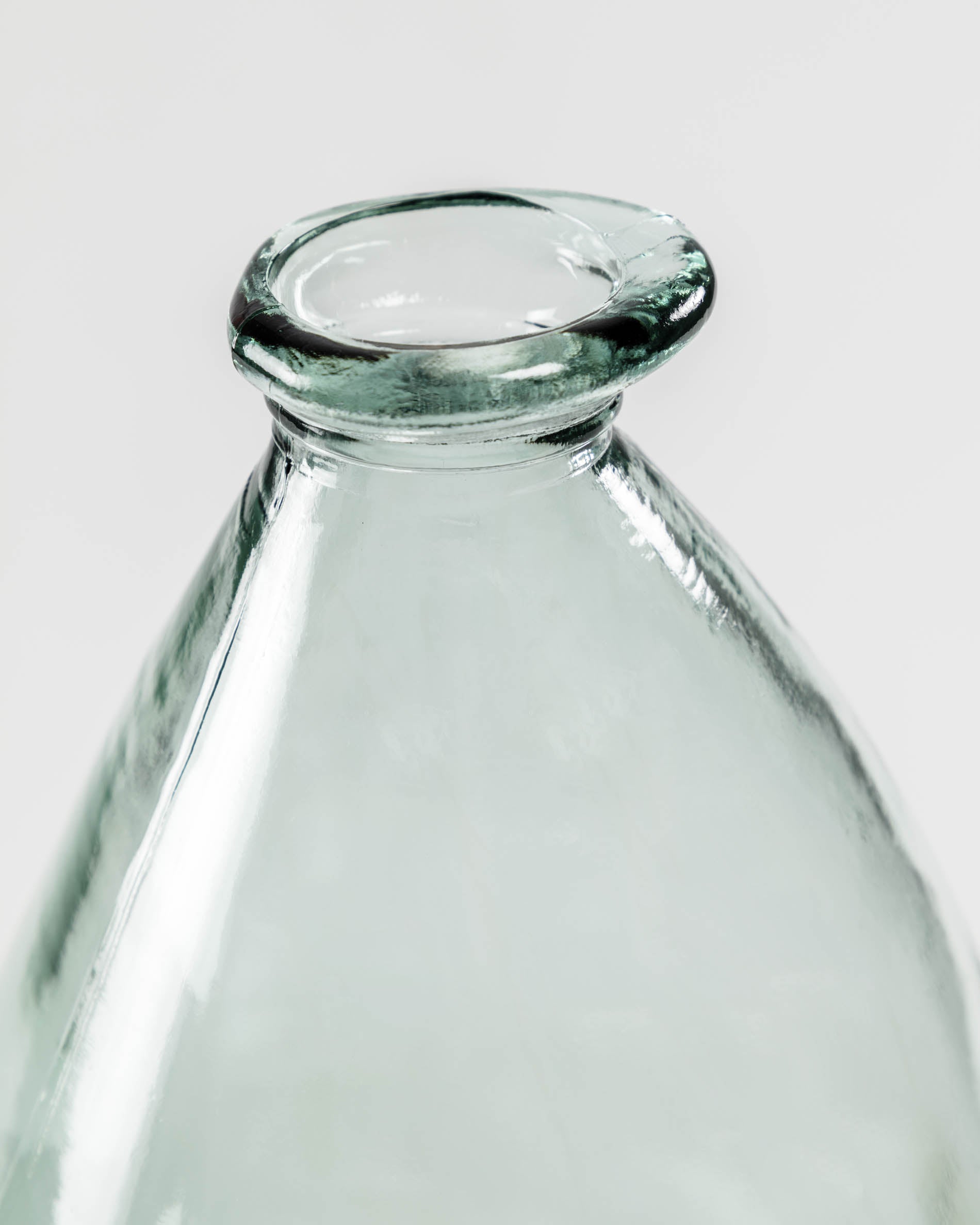 Brenna vase in 100% recycled transparent glass, 36 cm - Detail