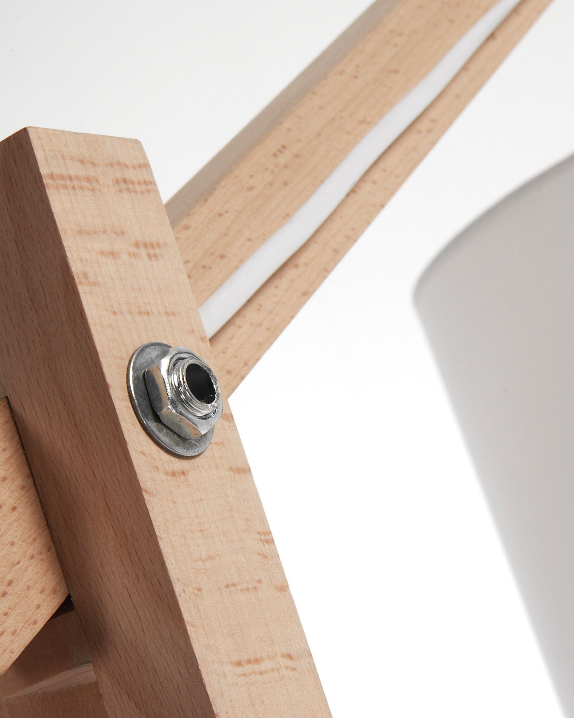 Riaz floor lamp in beech wood with white lampshade - Detail