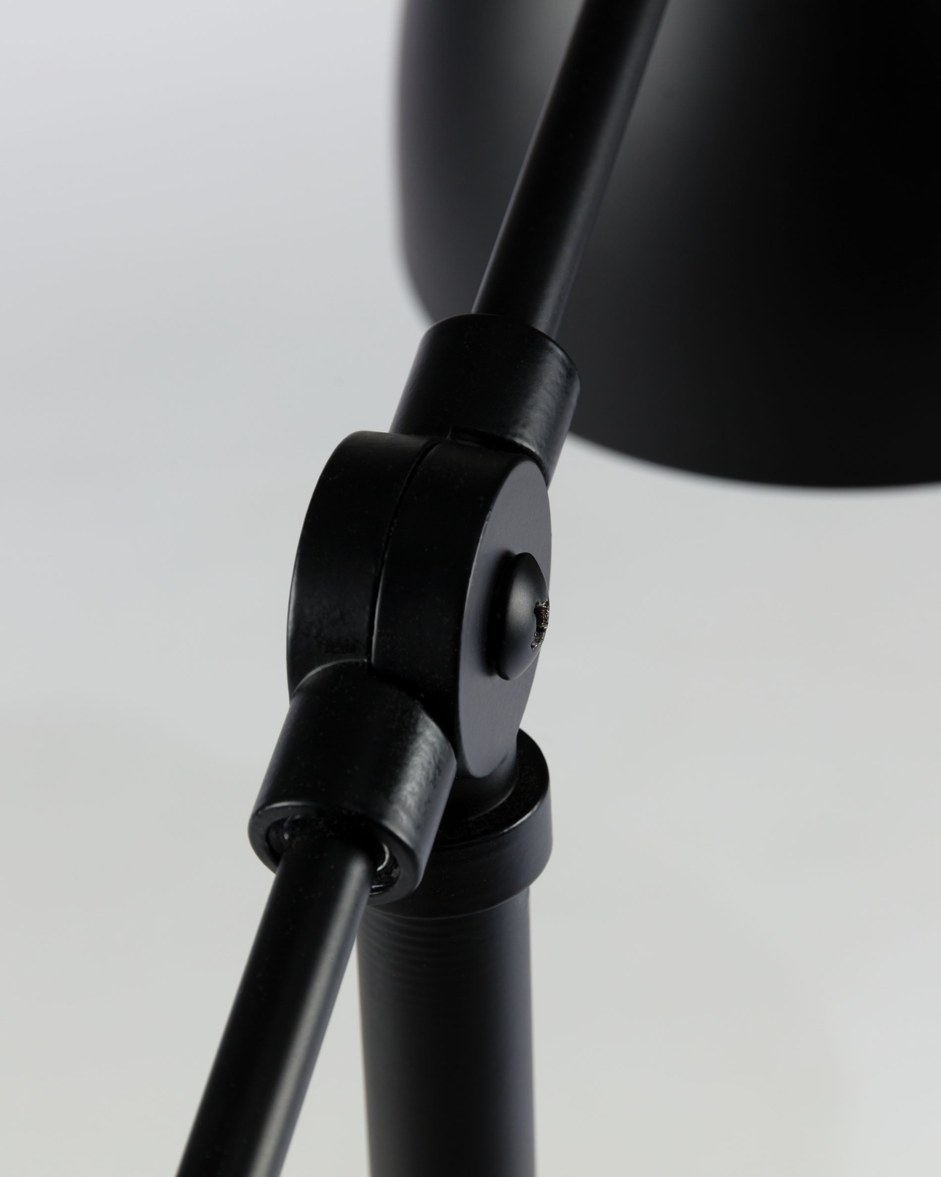 Tescarle table lamp in beech wood and steel with black finish - Detail