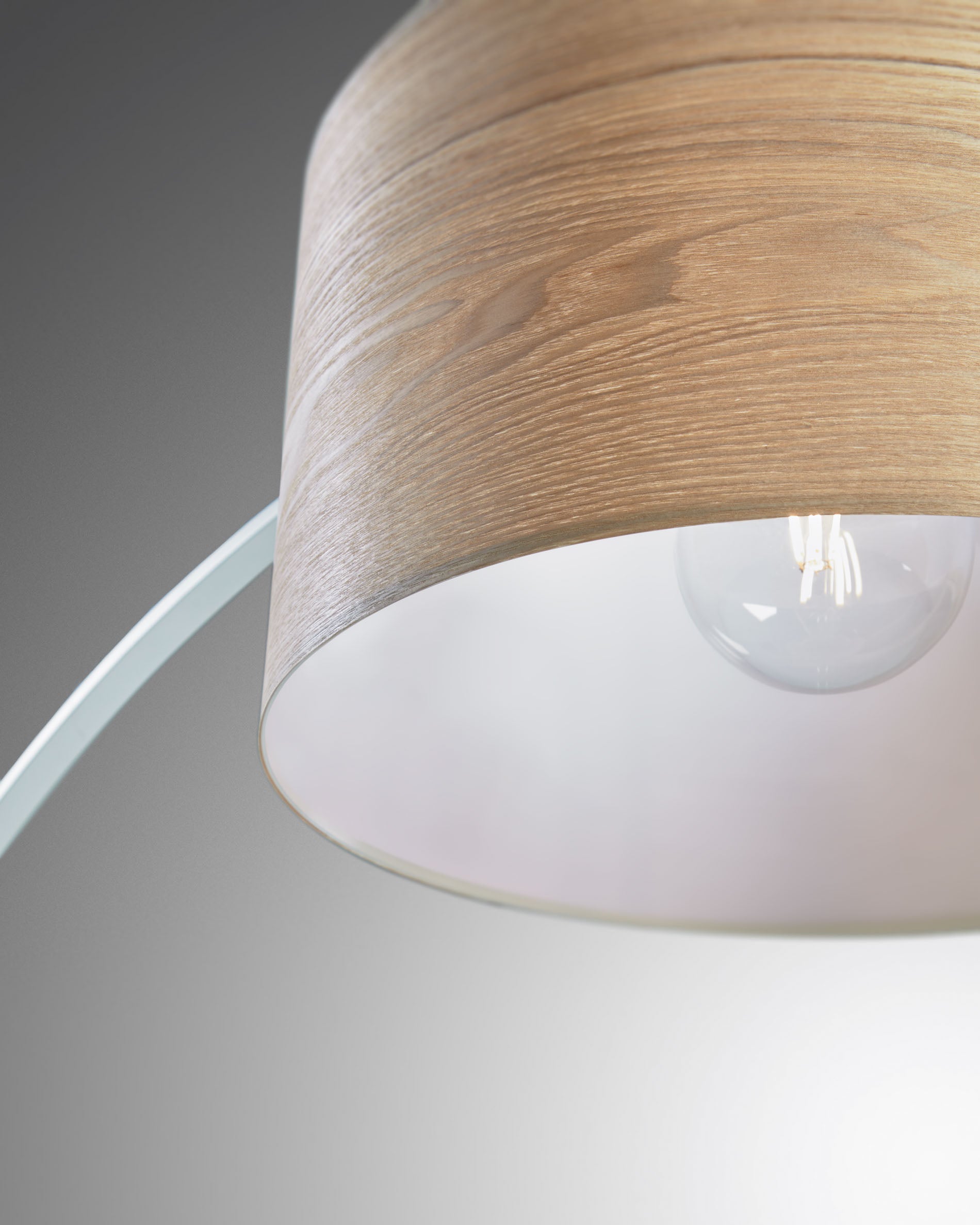 Juhe ash veneer floor lamp in white steel and marble - Detail