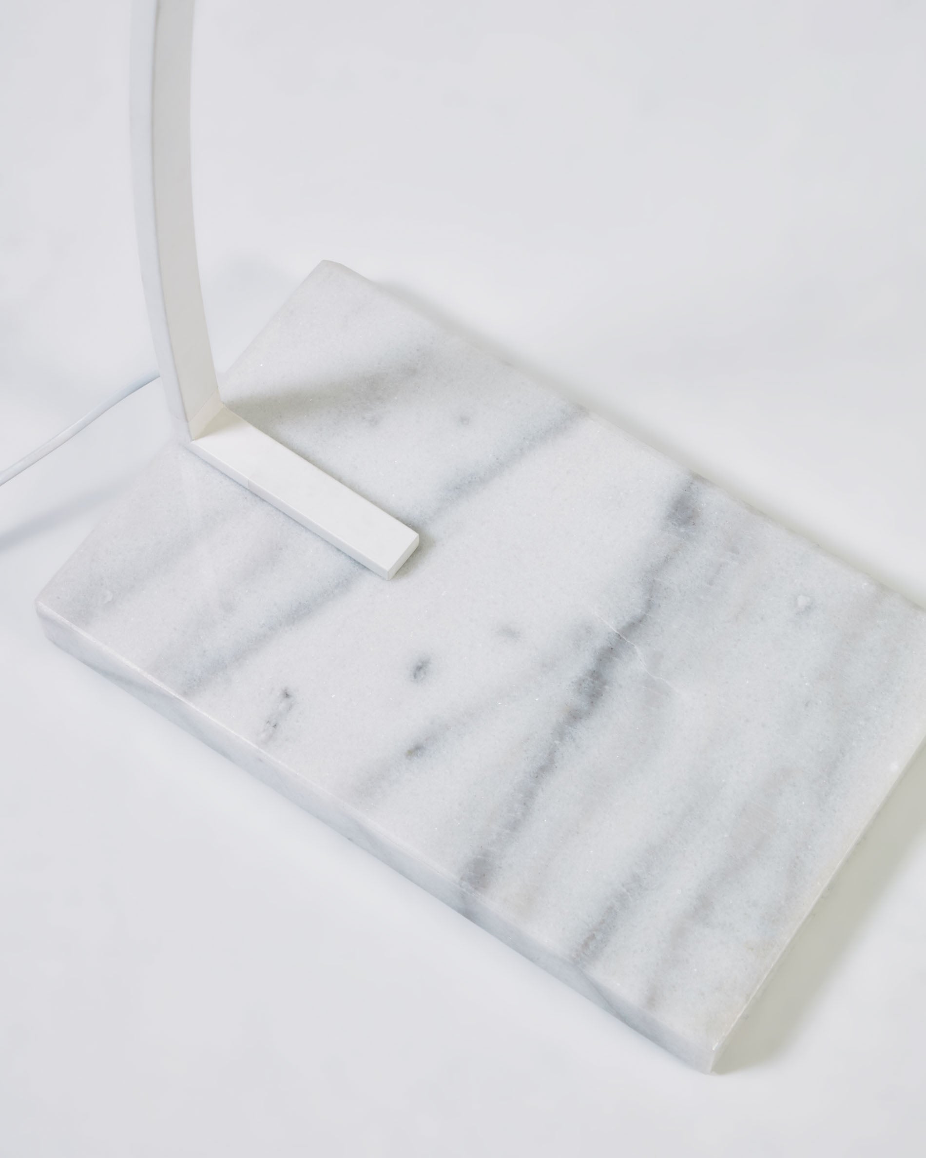 Juhe ash veneer floor lamp in white steel and marble - Detail