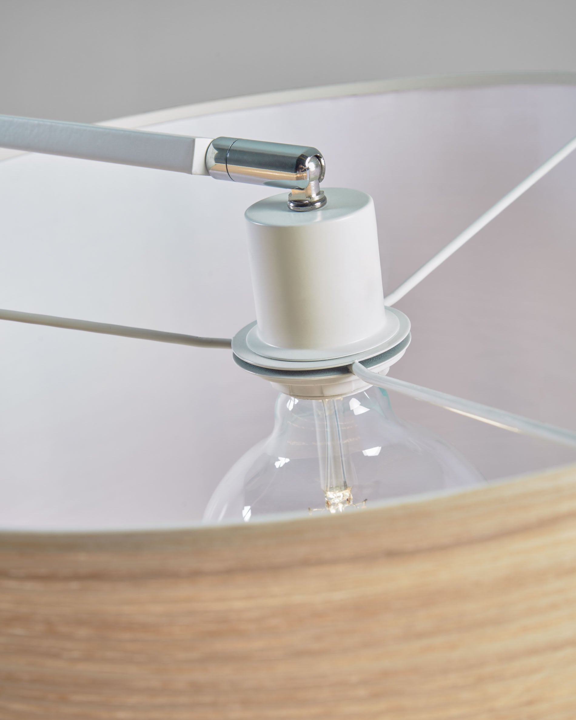 Juhe ash veneer floor lamp in white steel and marble - Detail