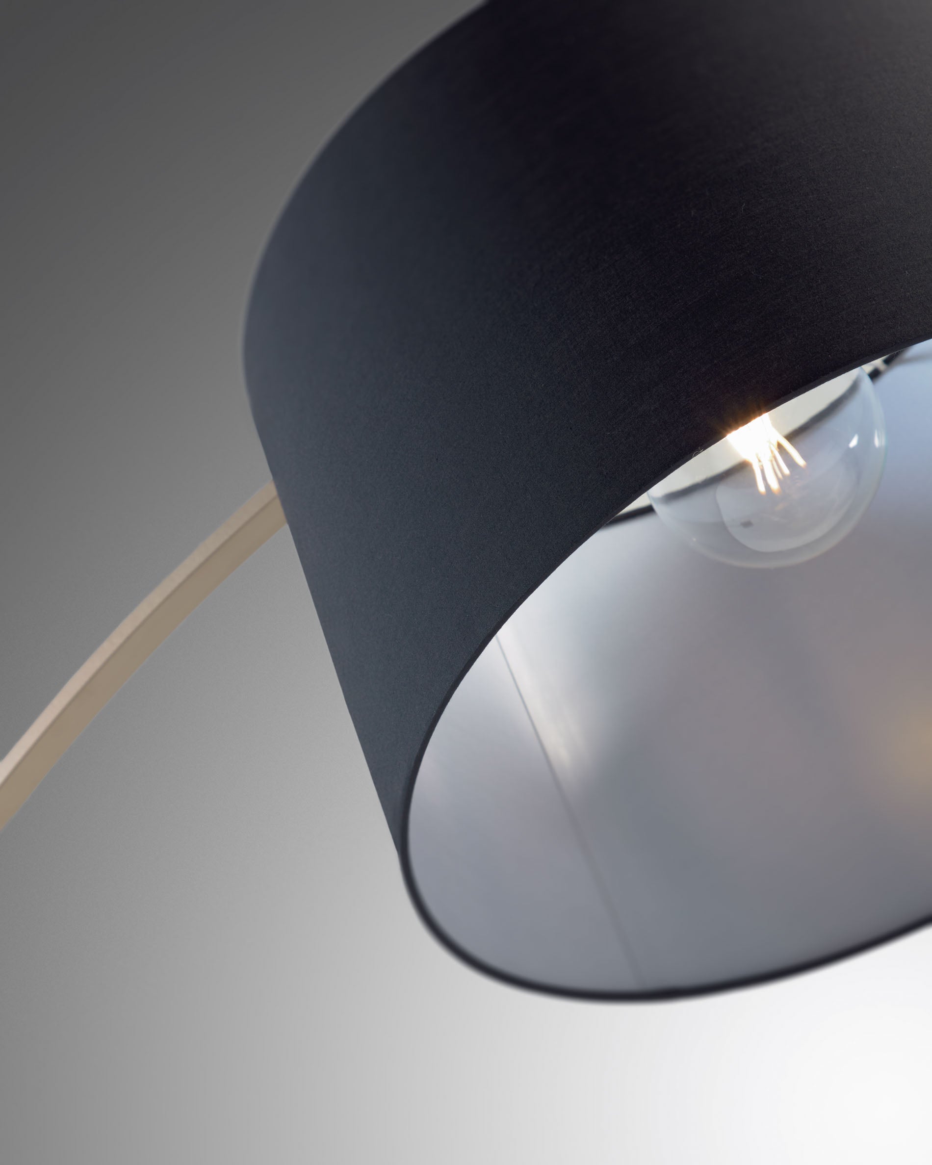 Juhe floor lamp with gold-coloured metal and black marble - Detail
