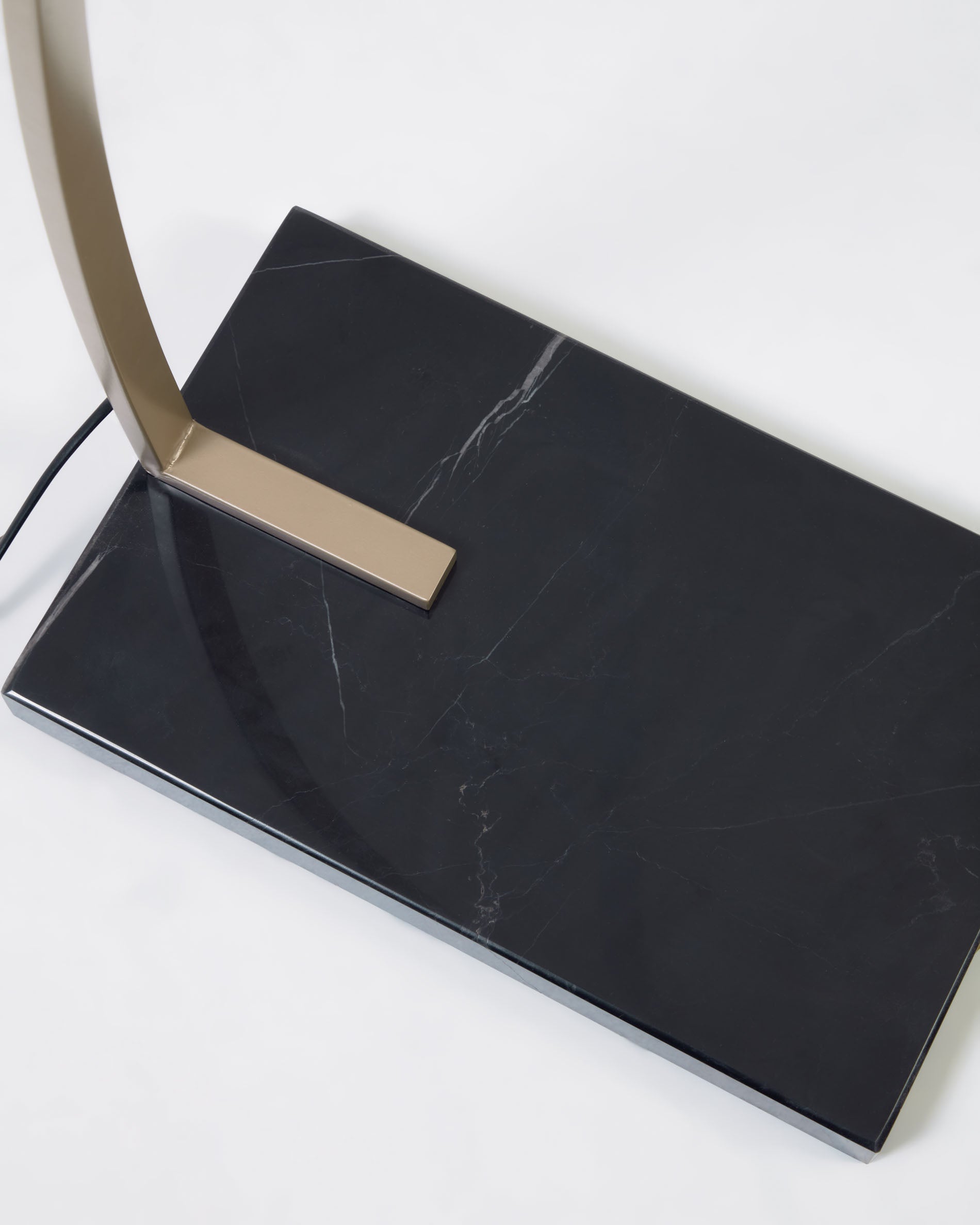 Juhe floor lamp with gold-coloured metal and black marble - Detail