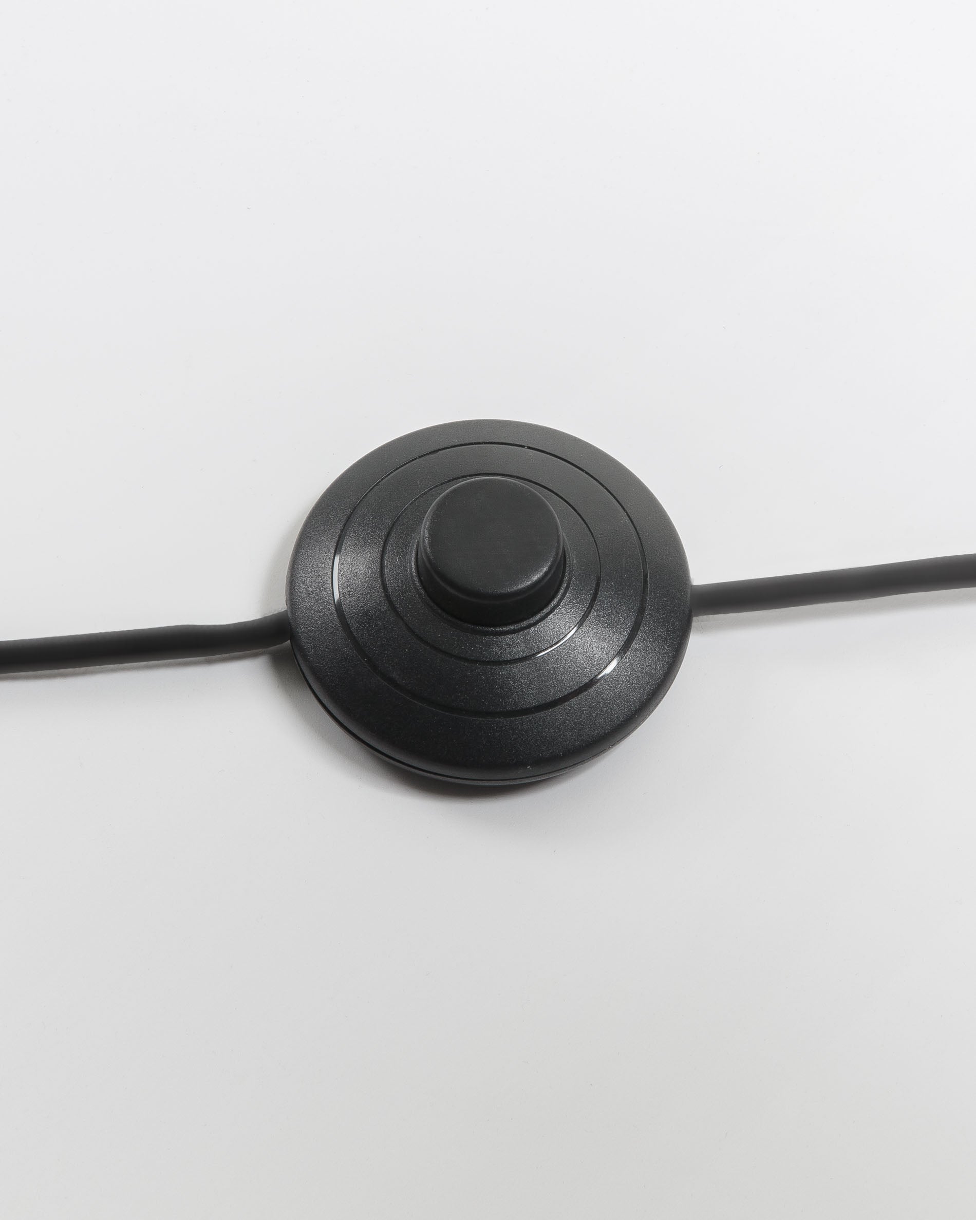 Juhe floor lamp with gold-coloured metal and black marble - Detail
