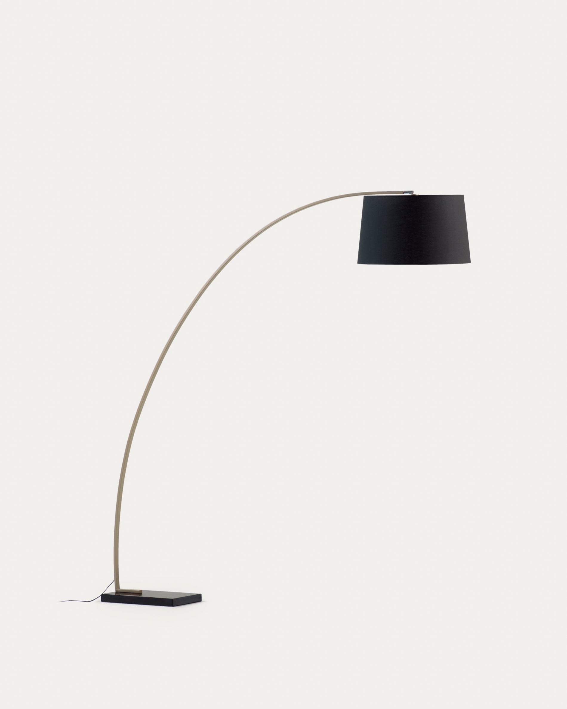 Juhe floor lamp with gold-coloured metal and black marble - Product View