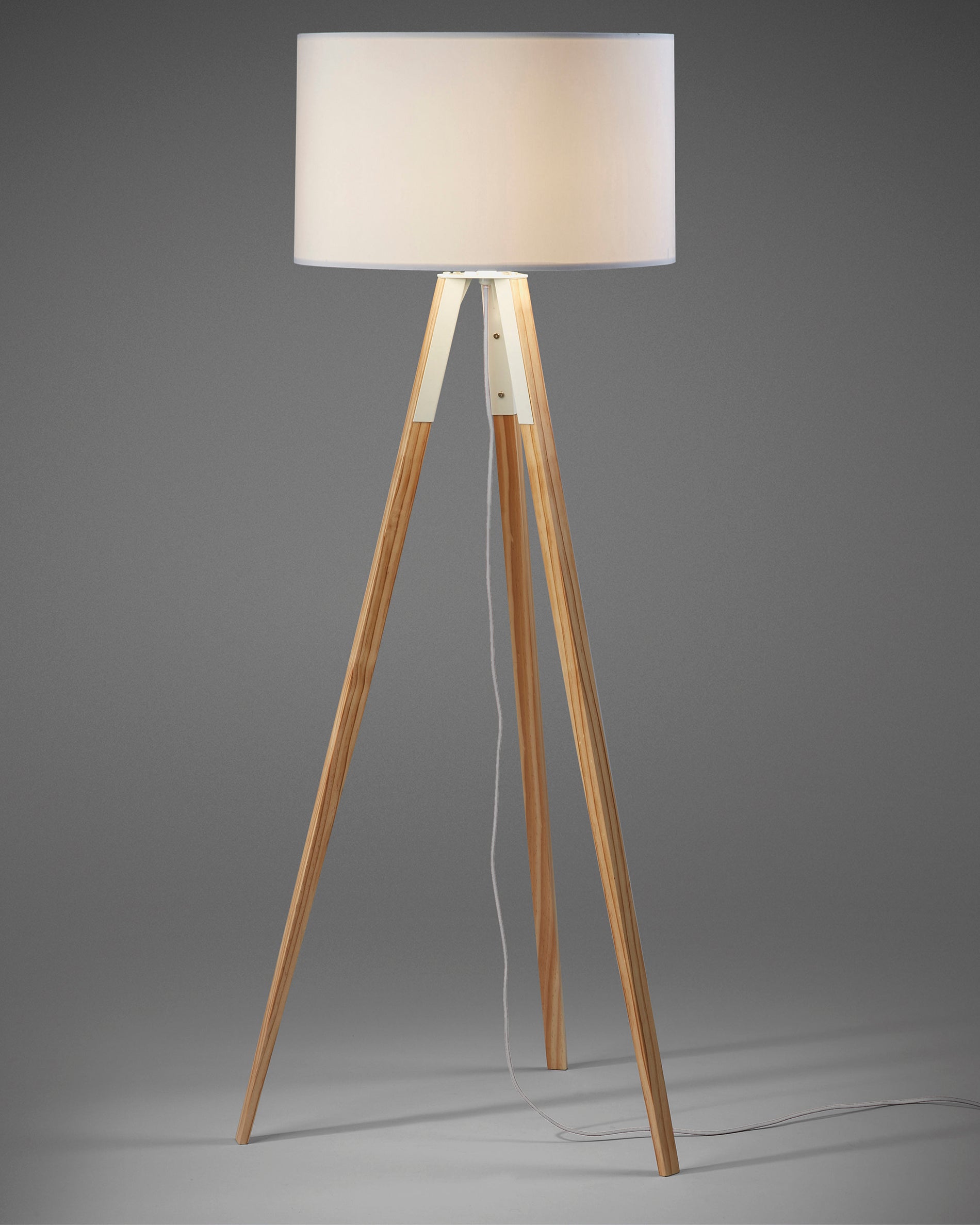 Iguazu floor lamp in solid pine wood - Detail