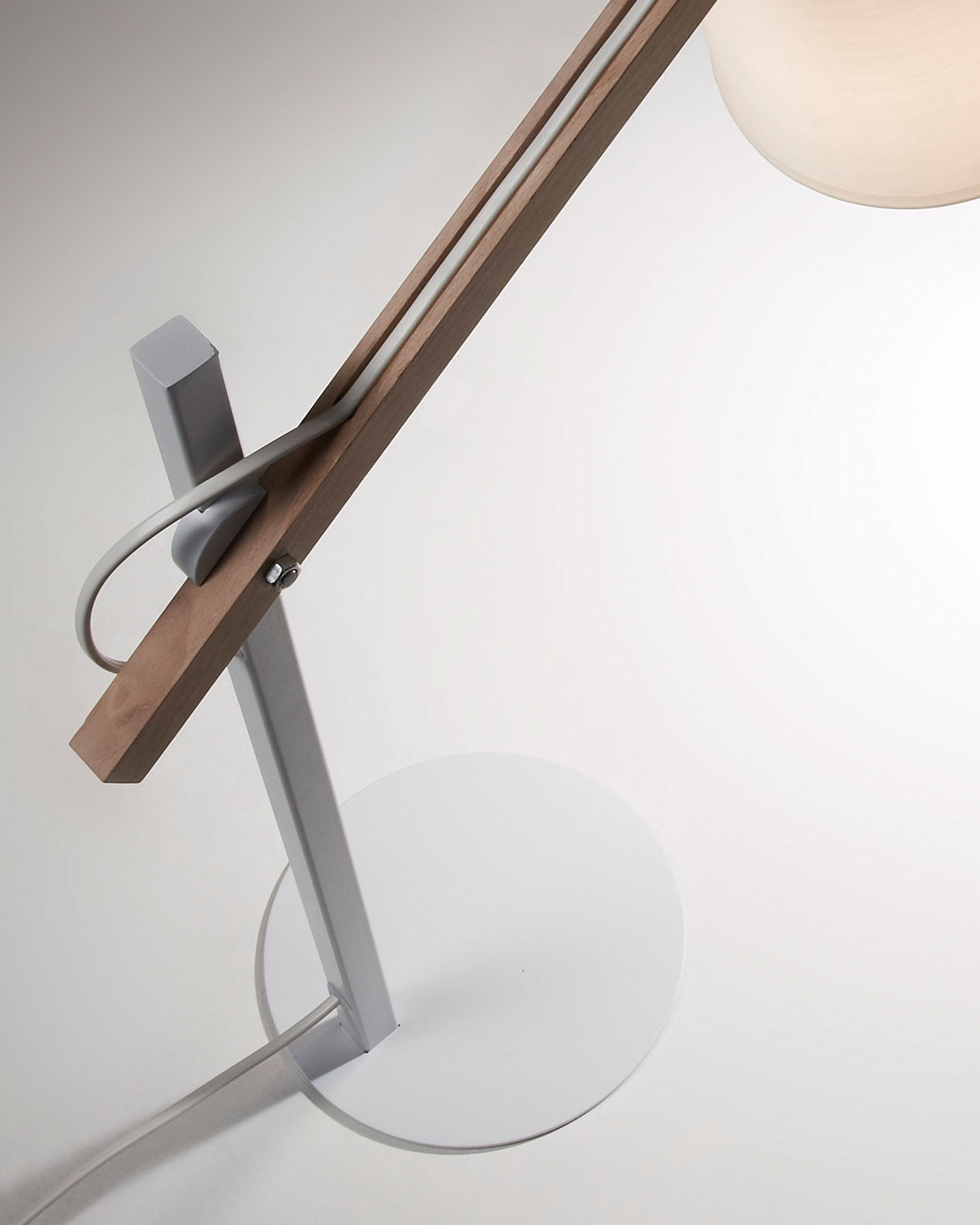 Kosta table lamp made of steel and solid beech wood - Detail