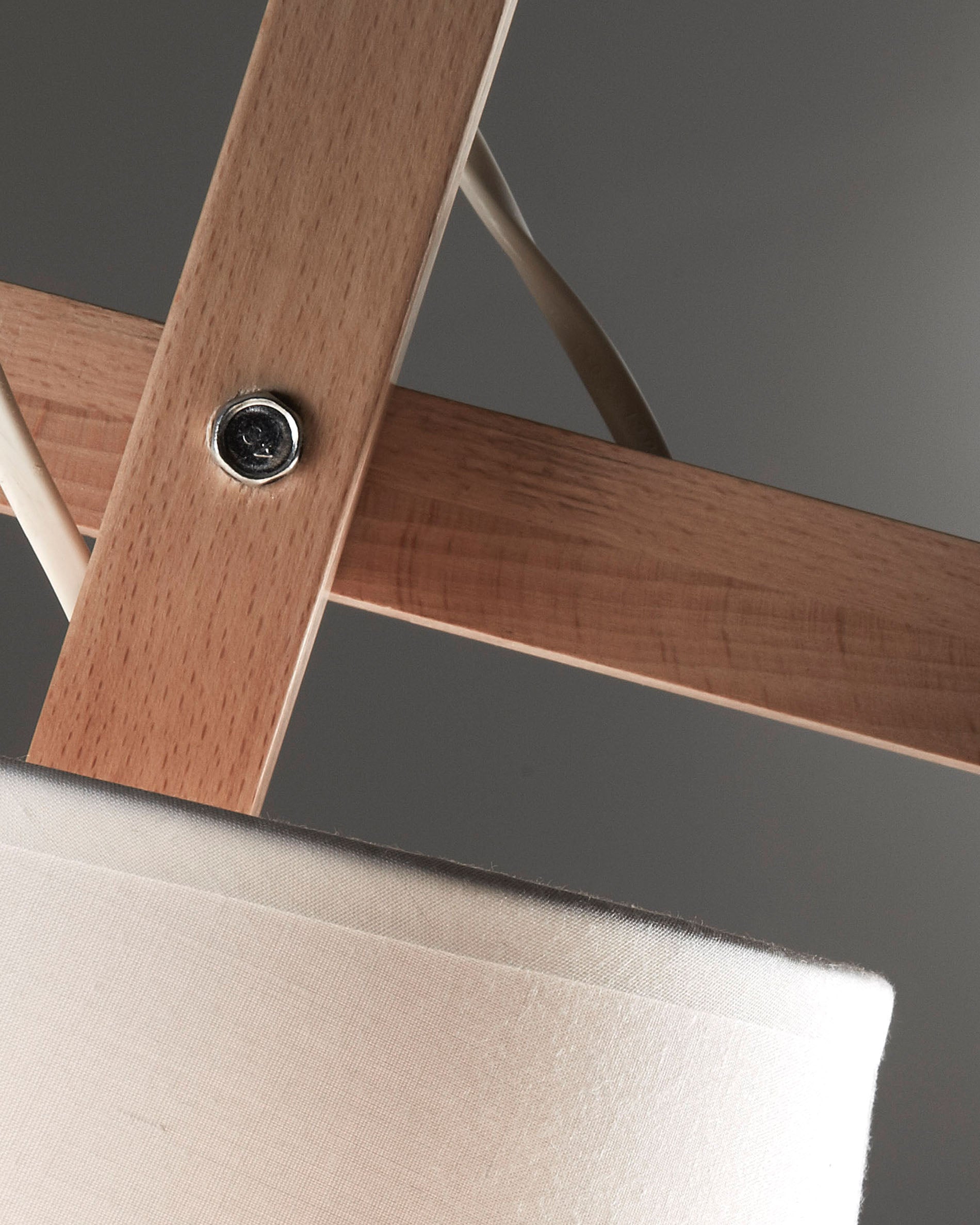 Kosta floor lamp in beech wood and steel with white finish - Detail