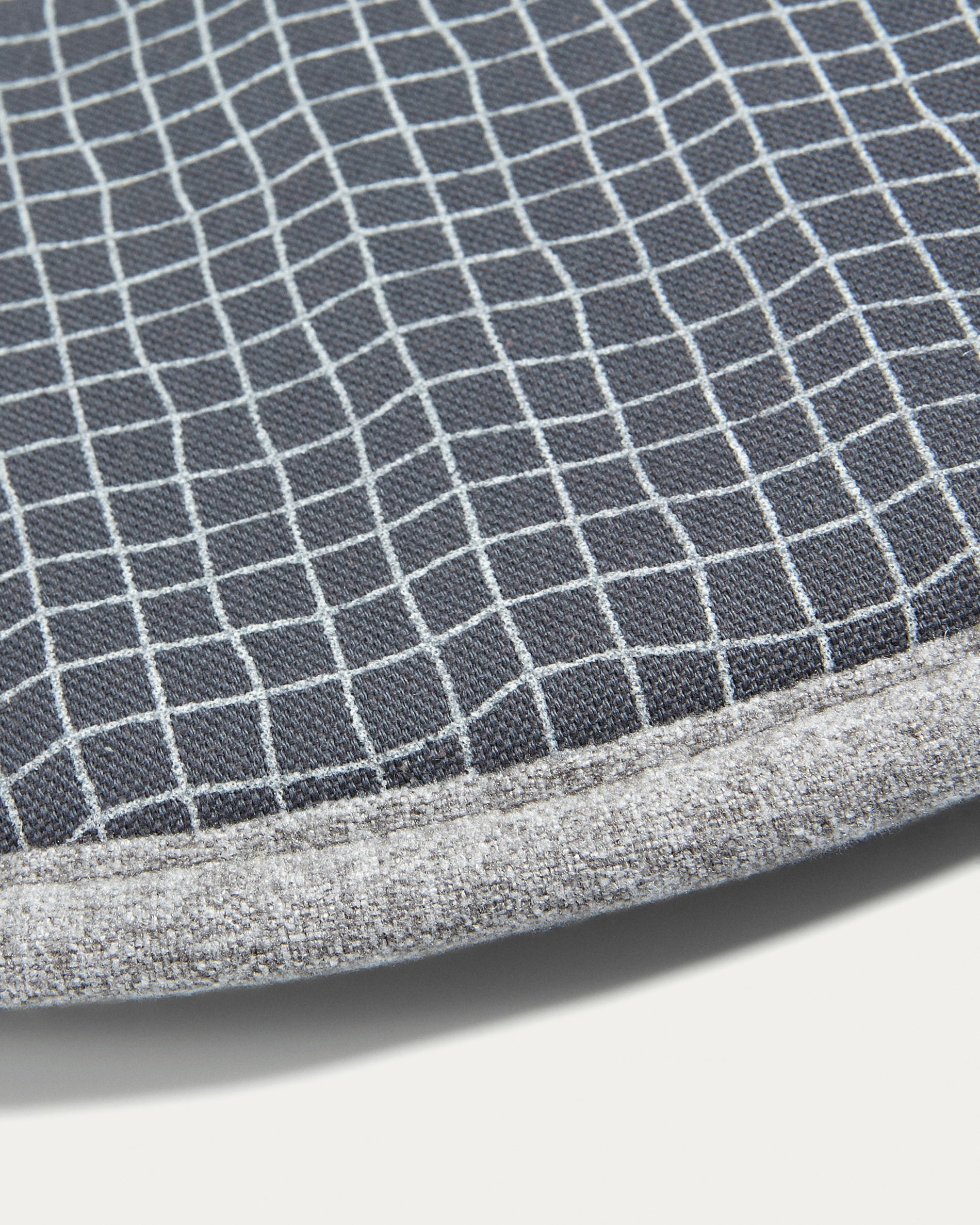 Silke cushion in light grey - Detail