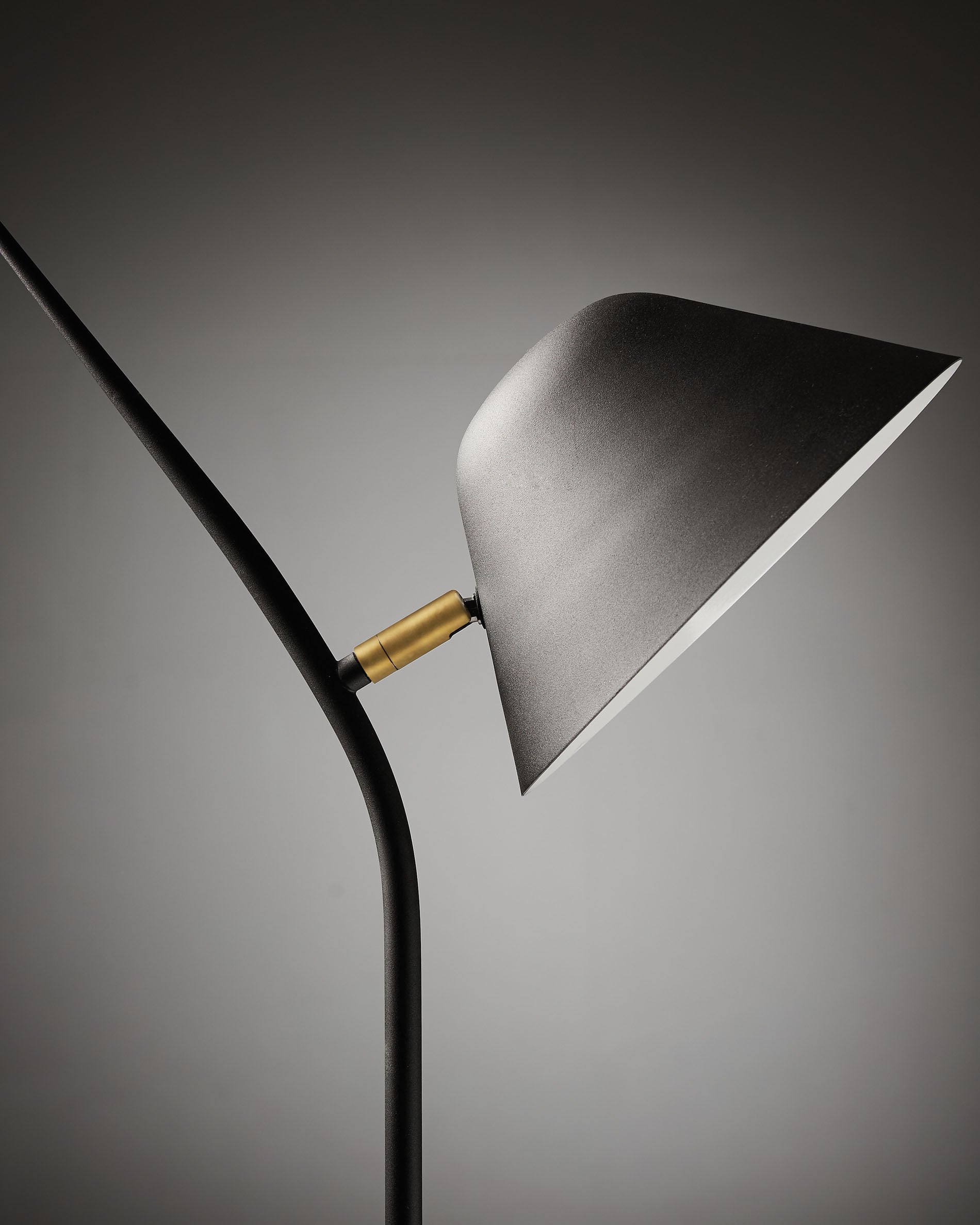 Aurelia floor lamp in steel with black finish - Detail