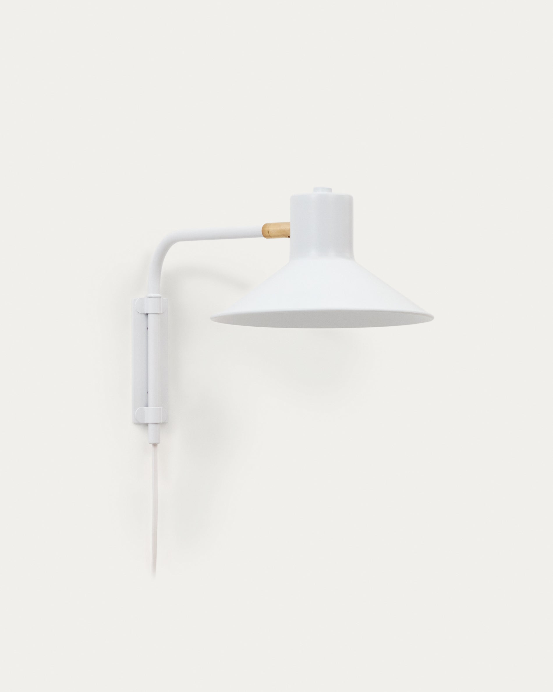Aria small steel wall light with white finish - Product View