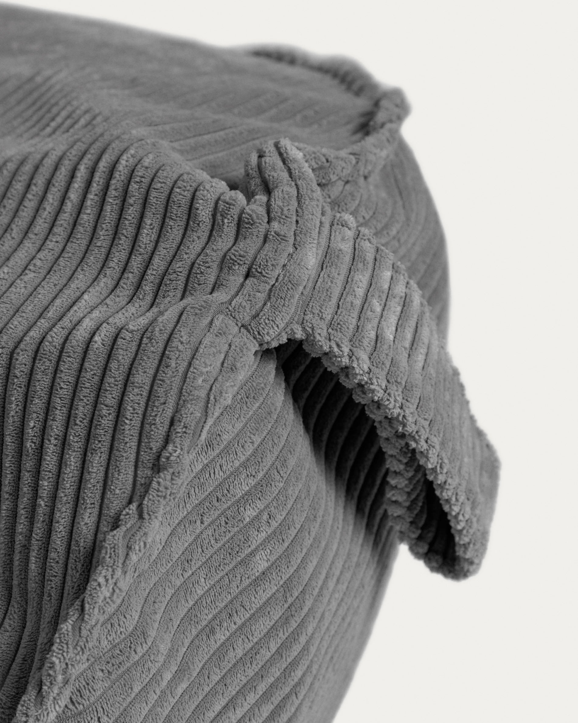 Wilma pouffe in grey wide seam corduroy, Ø 80 cm - Detail