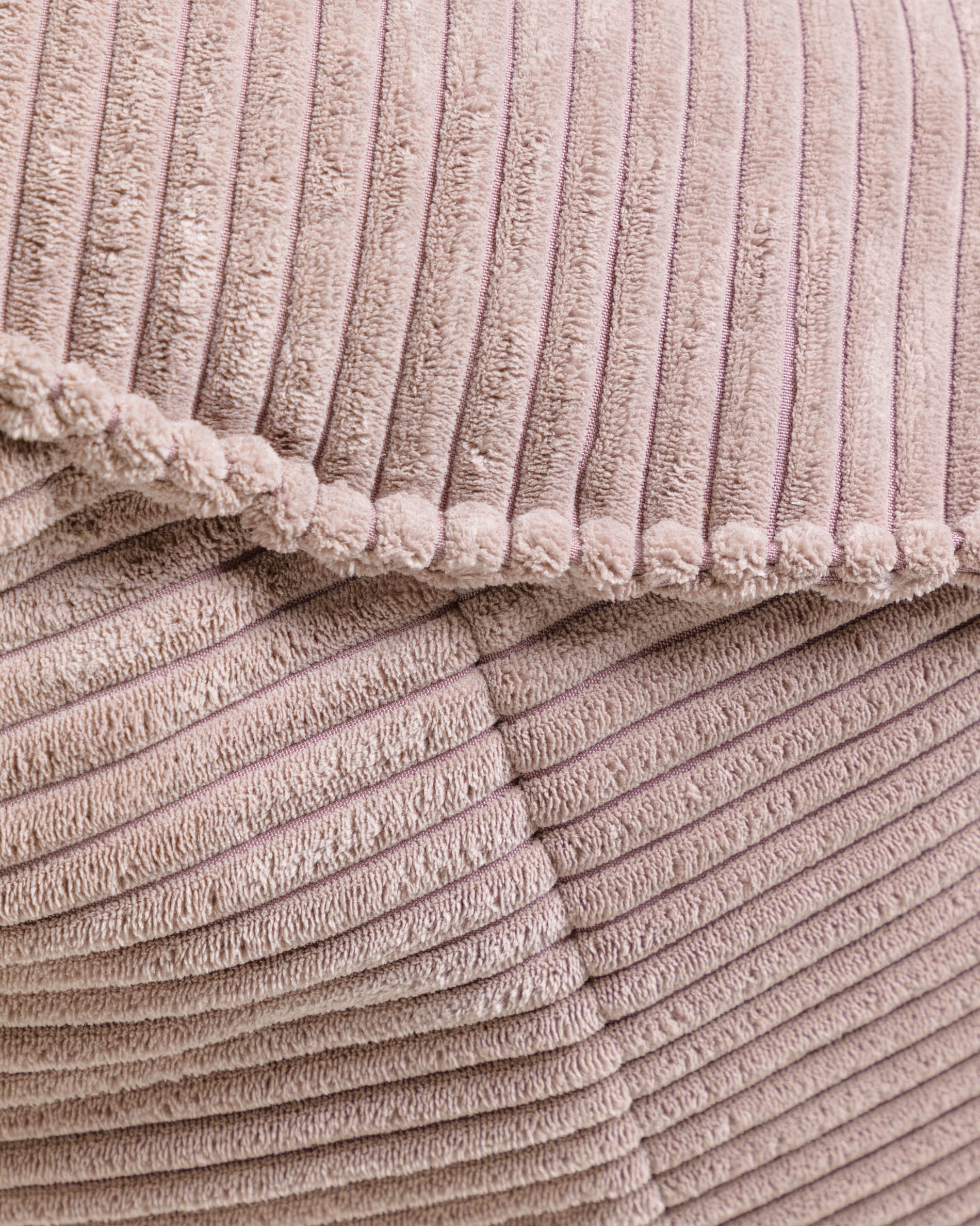 Wilma pouffe in pink wide seam corduroy, Ø 80 cm - Detail