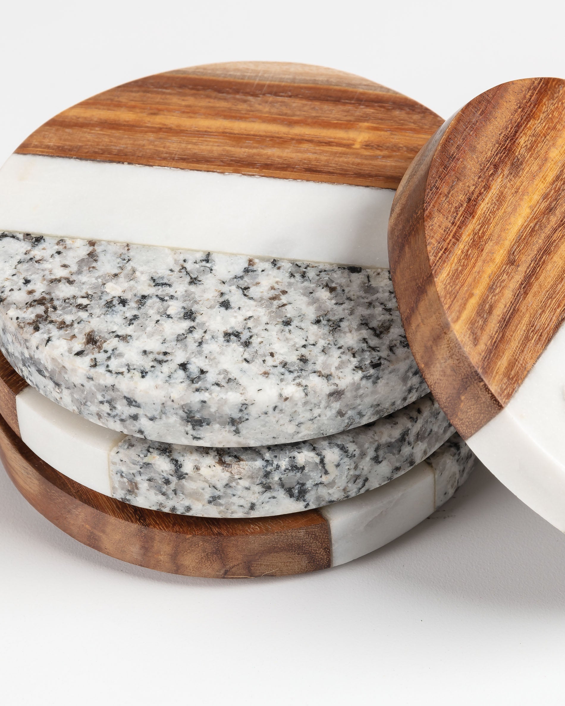 Cataleg set 4 round coasters white grey marble and mango - Detail