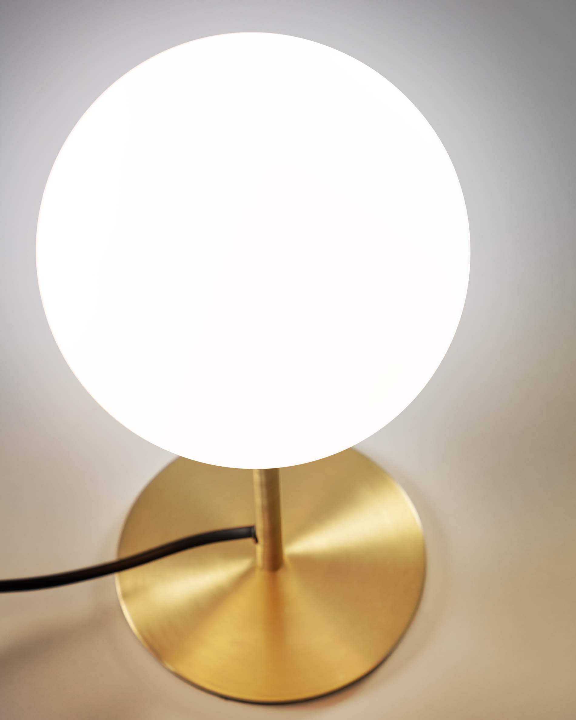 Mahala table lamp in steel and frosted glass - Detail