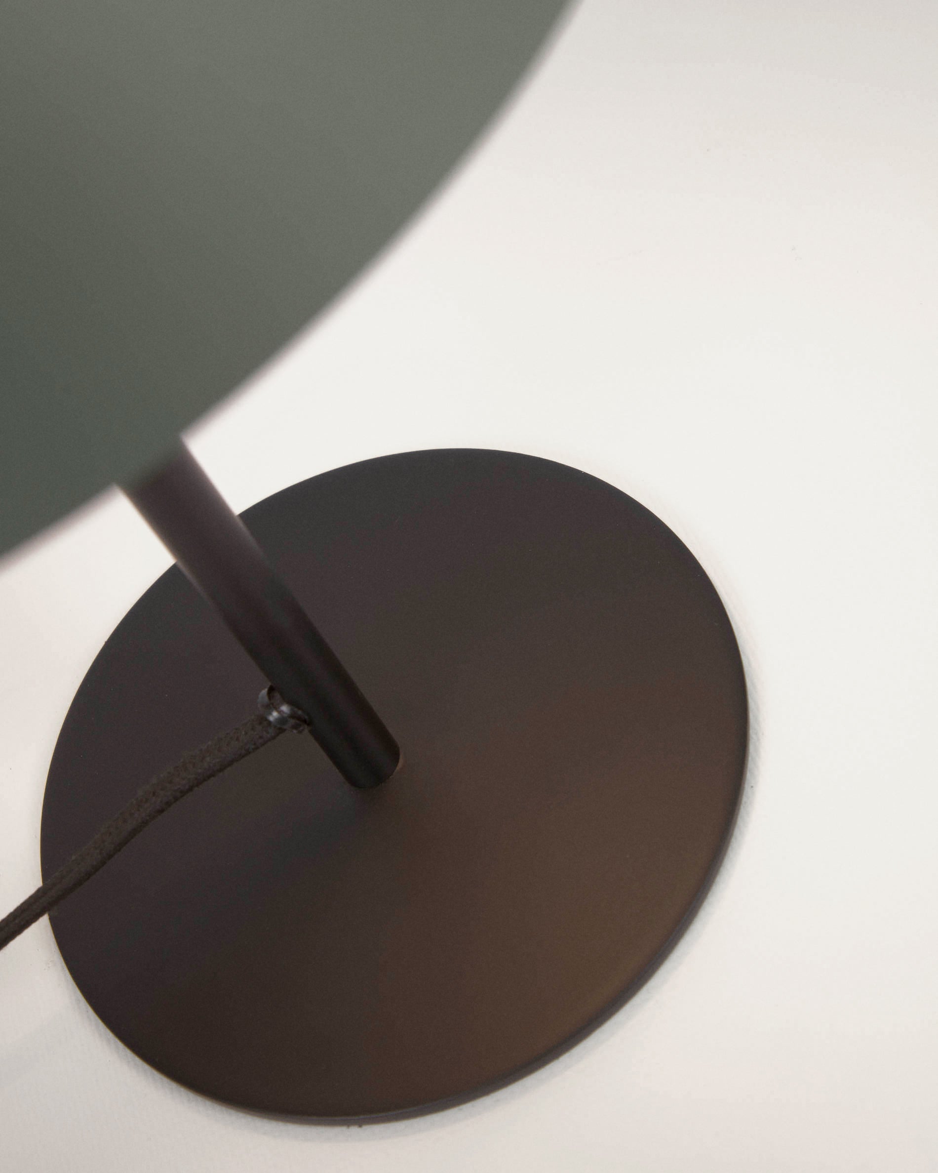 Aleyla table lamp in metal with green finish - Detail