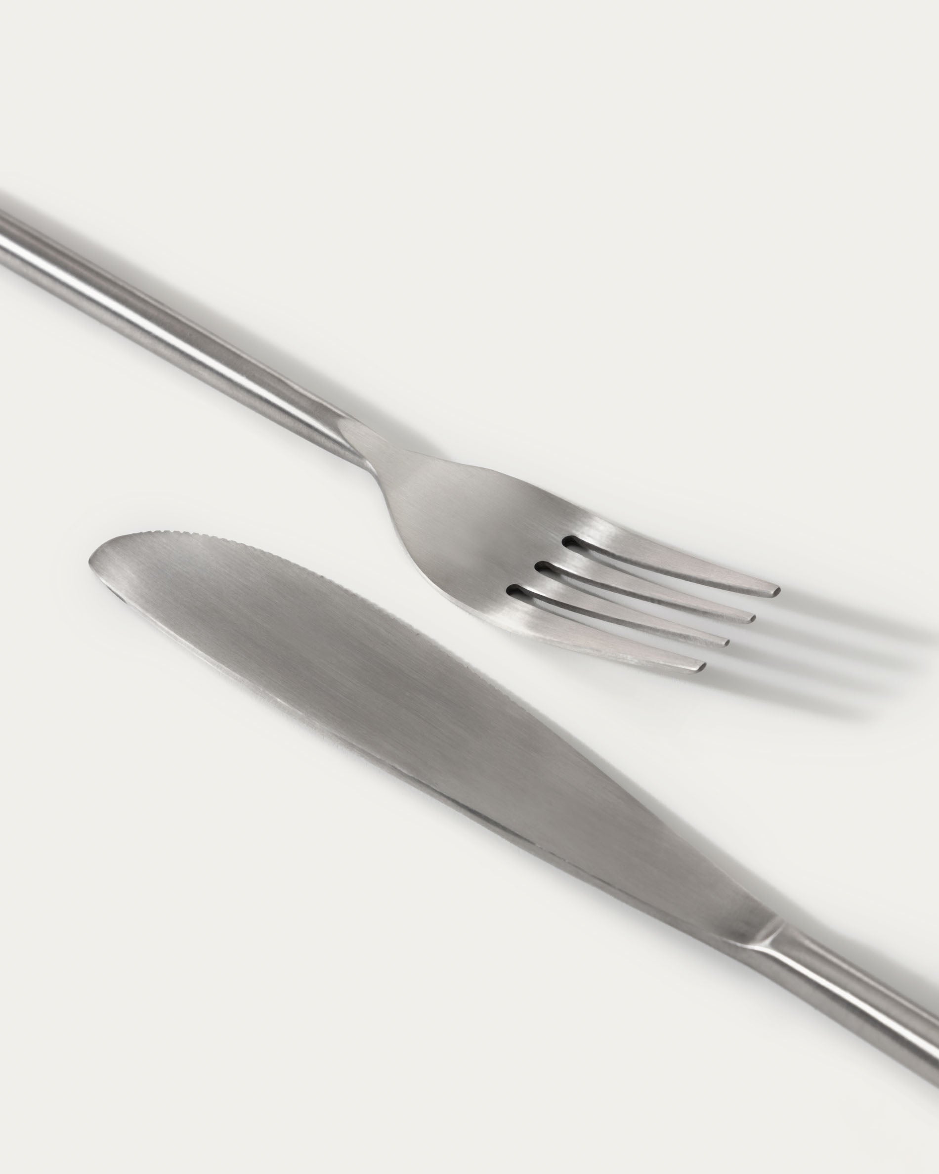 Crisps rounded handle 16-piece silvery cutlery set - Detail