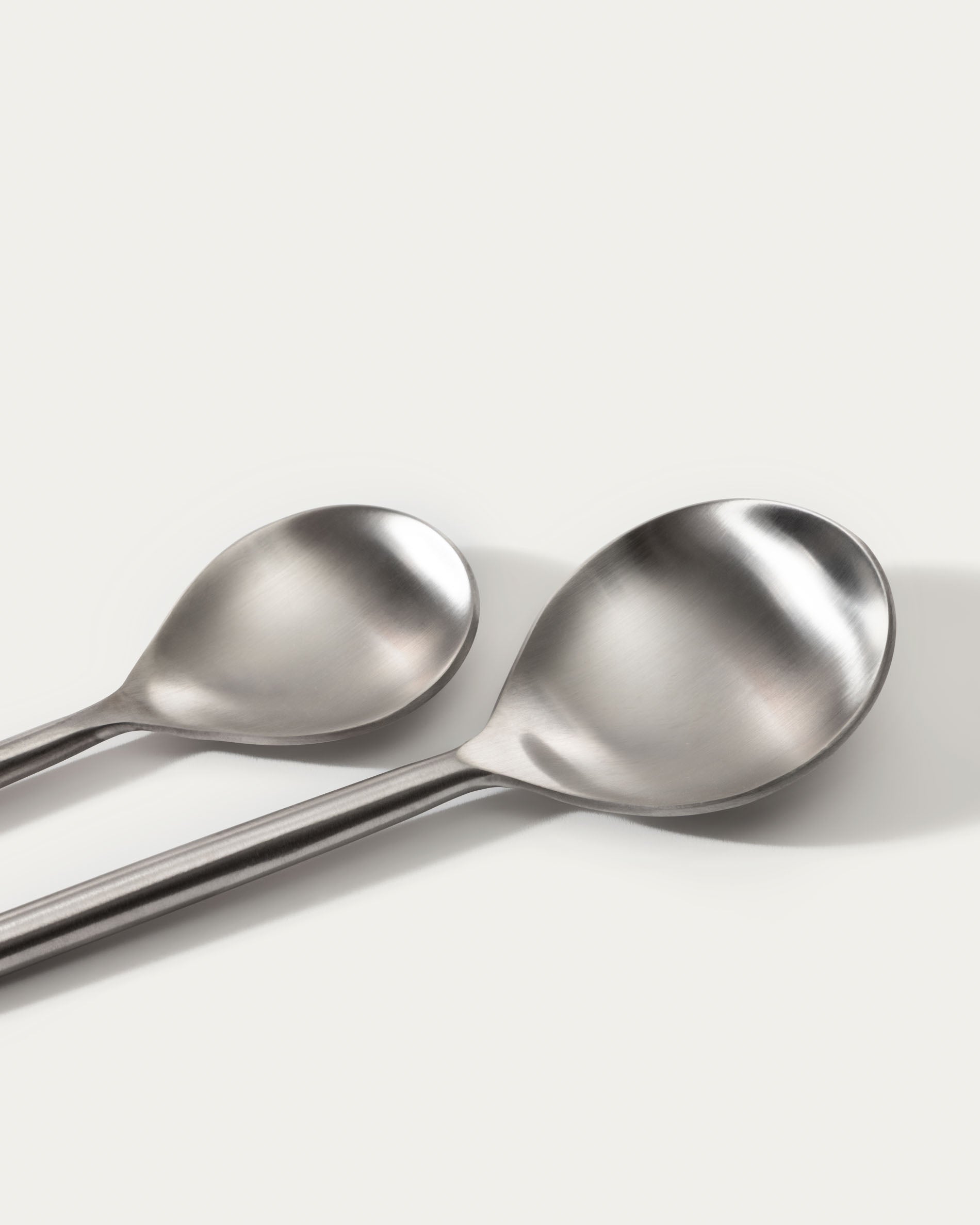Crisps rounded handle 16-piece silvery cutlery set - Detail