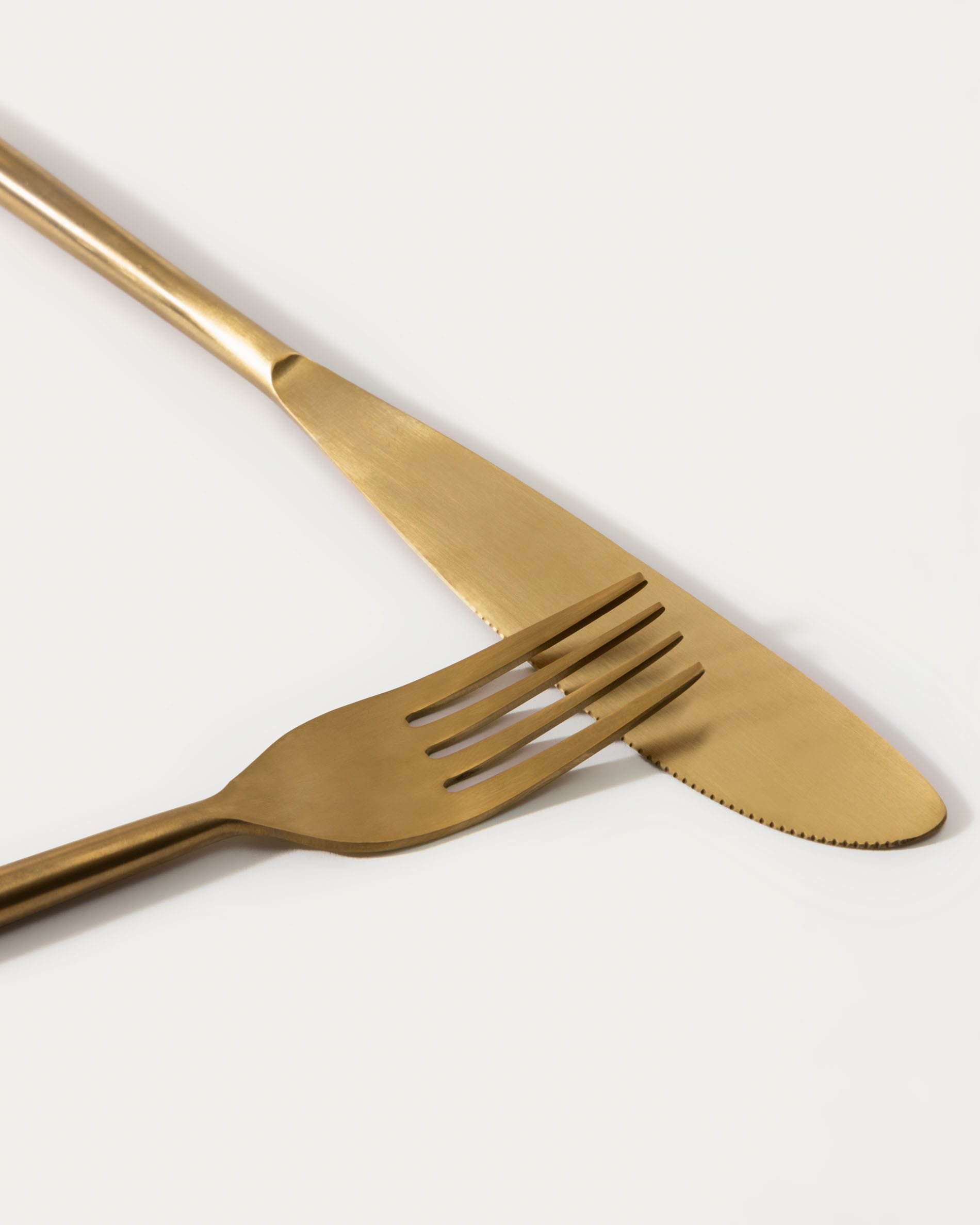 Lite rounded handle 16-piece golden cutlery set