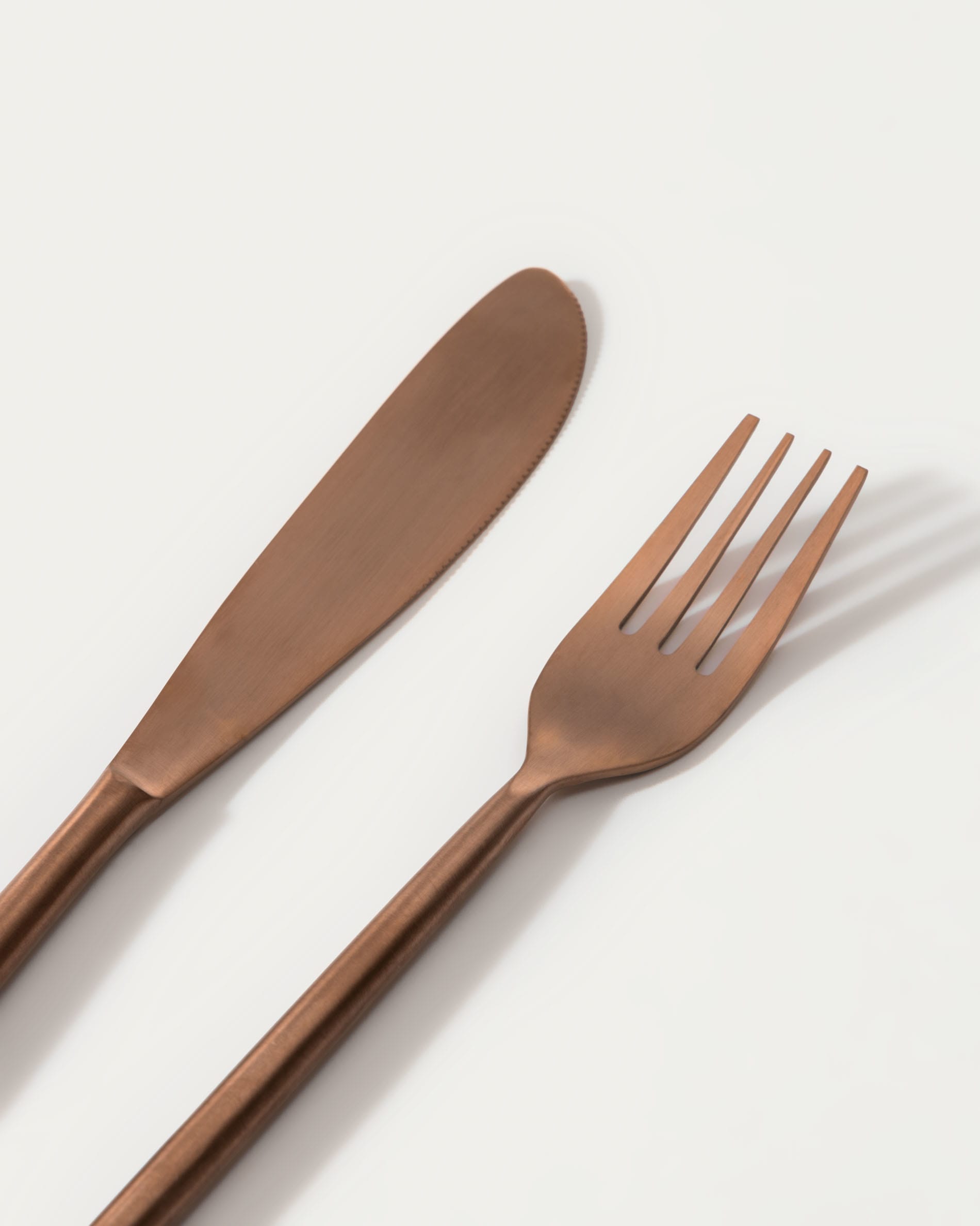 Kelda rounded handle 16-piece coppery cutlery set